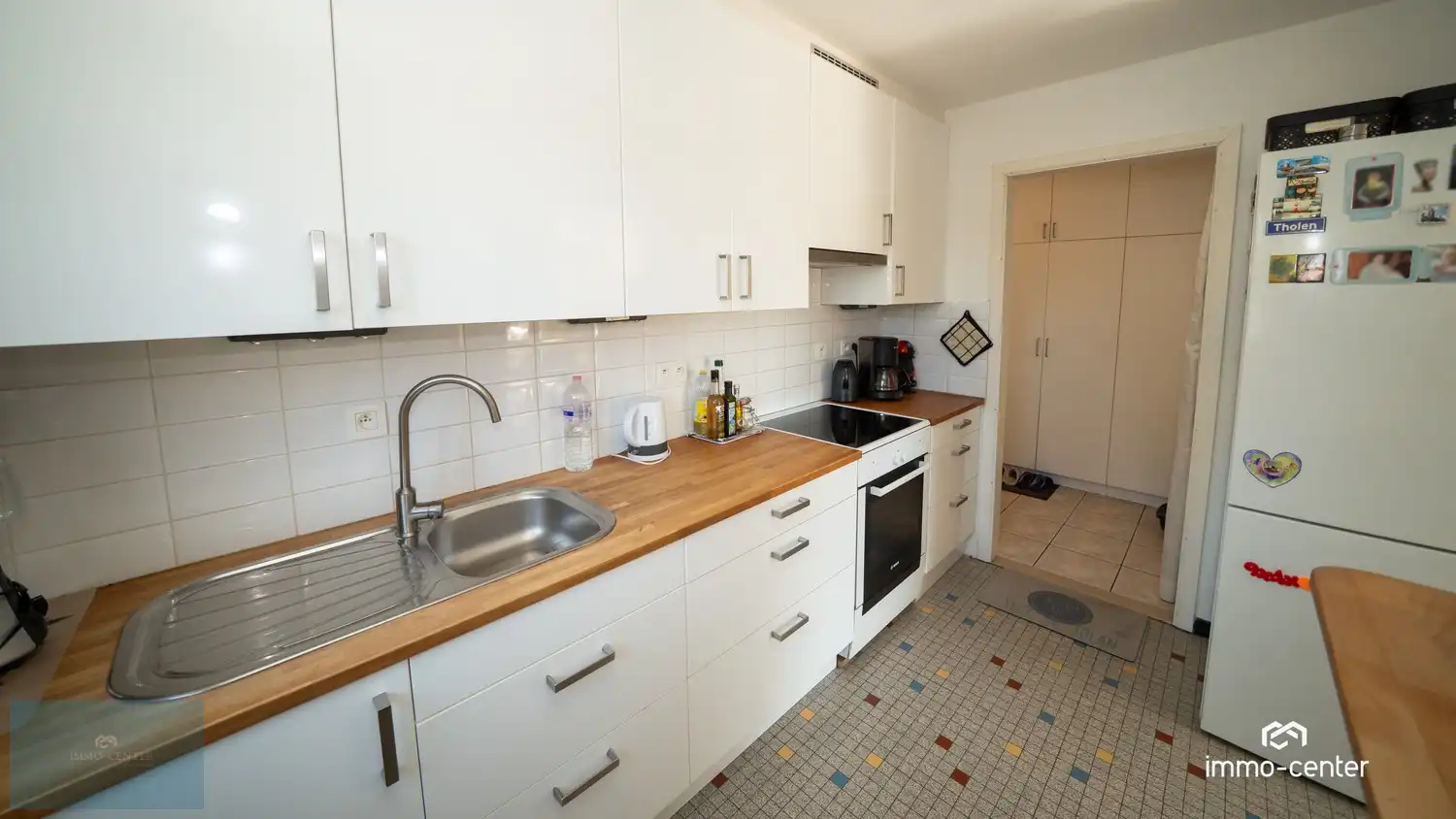 Instapklaar 2-slaapkamer appartement met zolder, 2 garages, carport en prachtige tuin foto 14