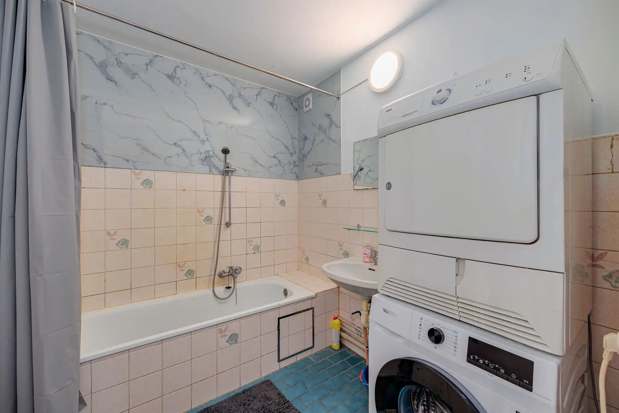 Op te frissen 2-slaapkamer appartement met terras foto 9