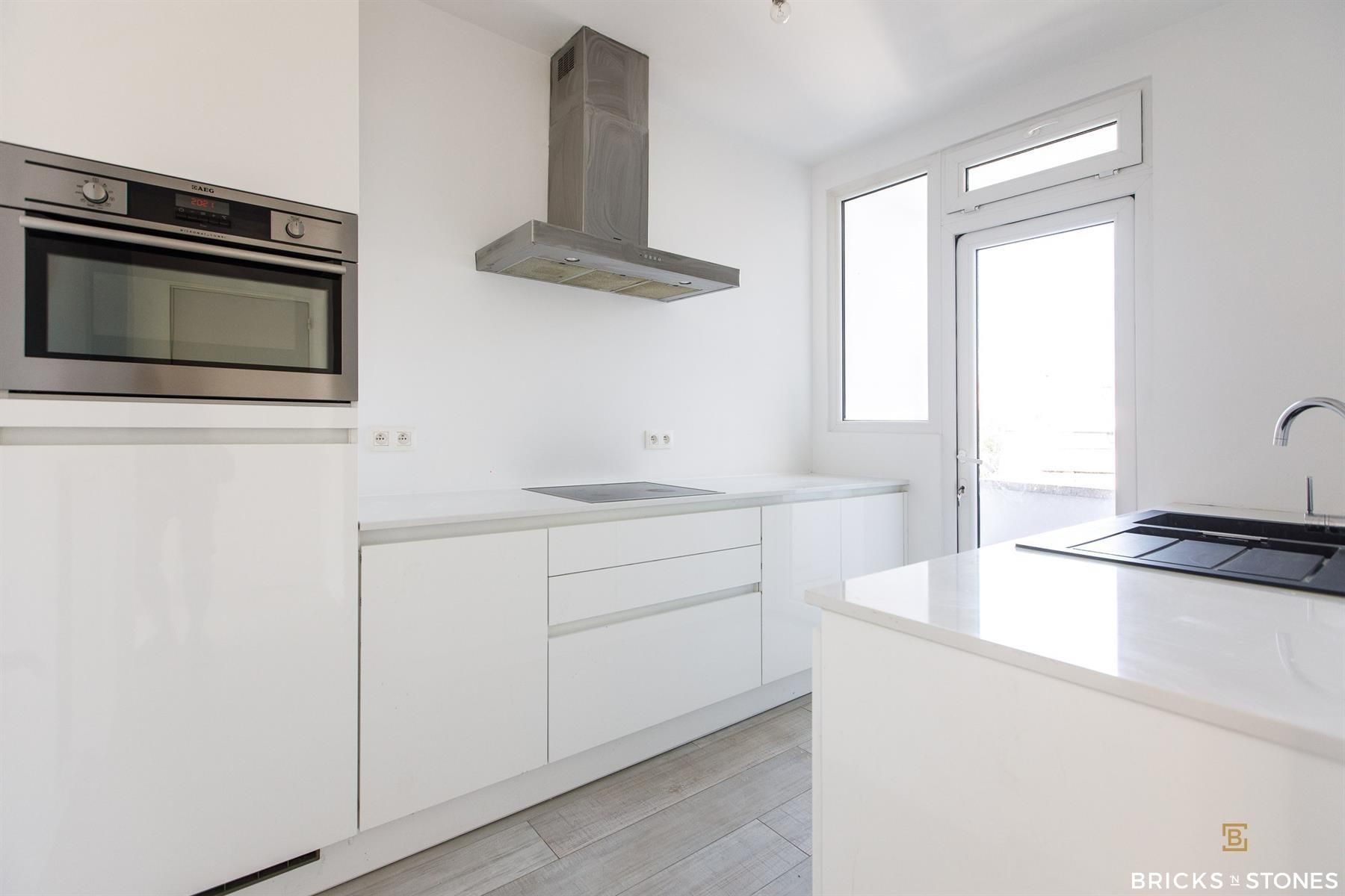 Vernieuwd appartement met terras foto 6