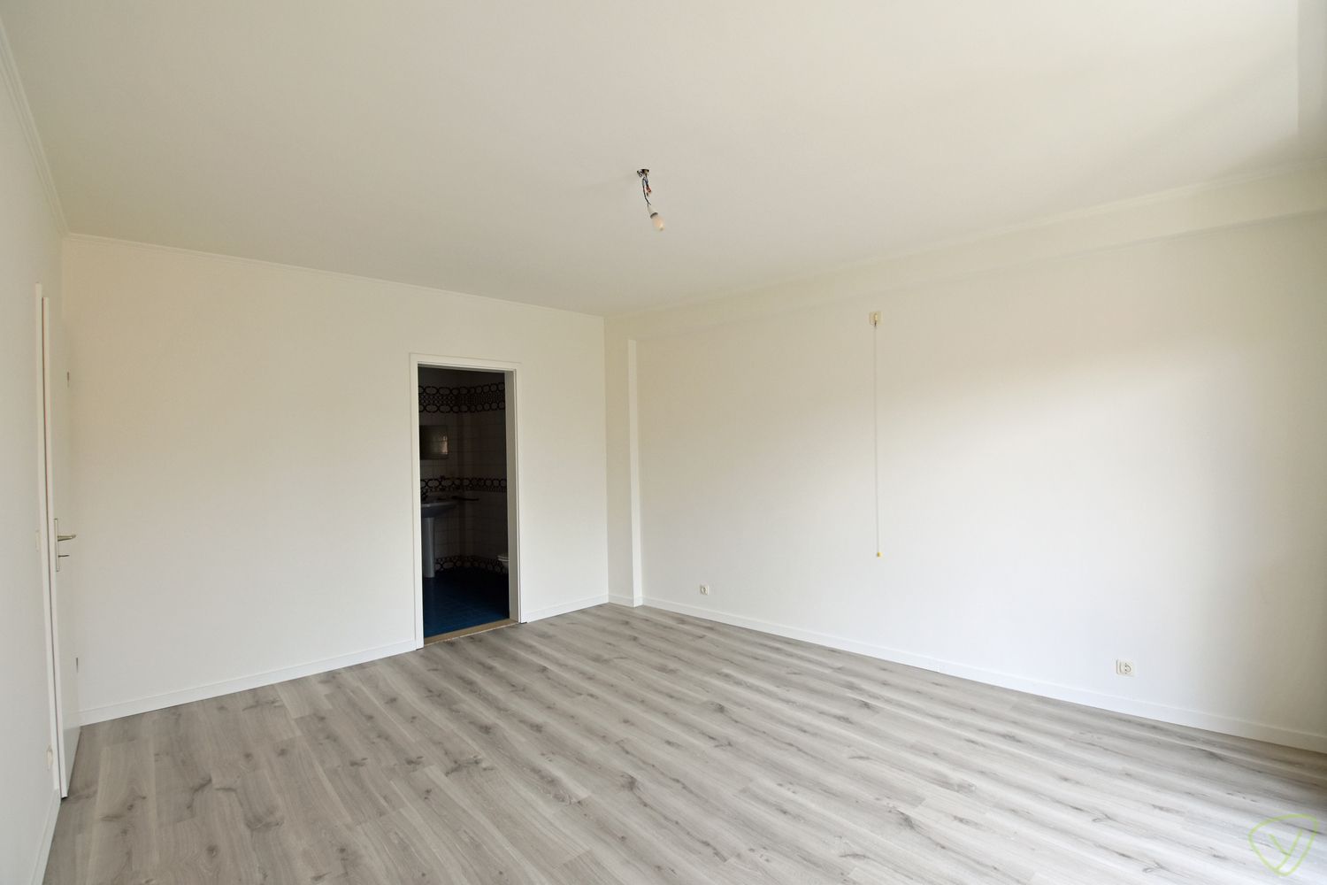 Gerenoveerd appartement te huur in het centrum van Eeklo! foto 12