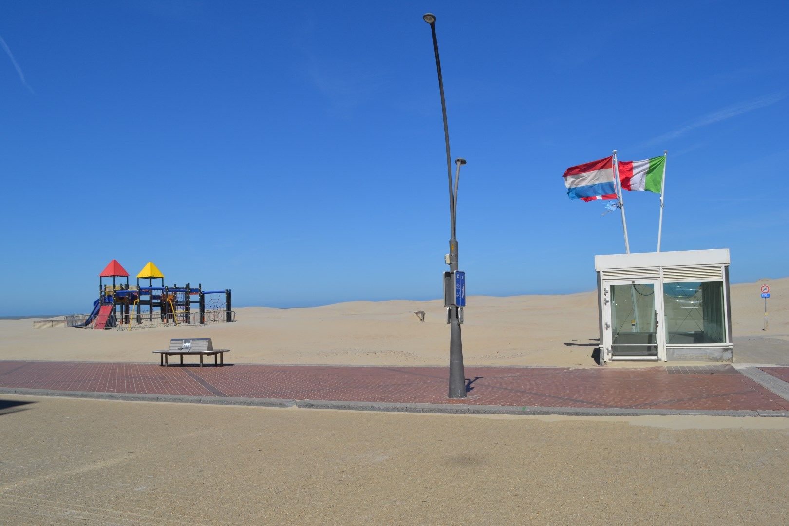 Gemeubelde appartement met  slaaphoek te Oostduinkerke  met terras en  zijdelinks zeezicht.  foto 4