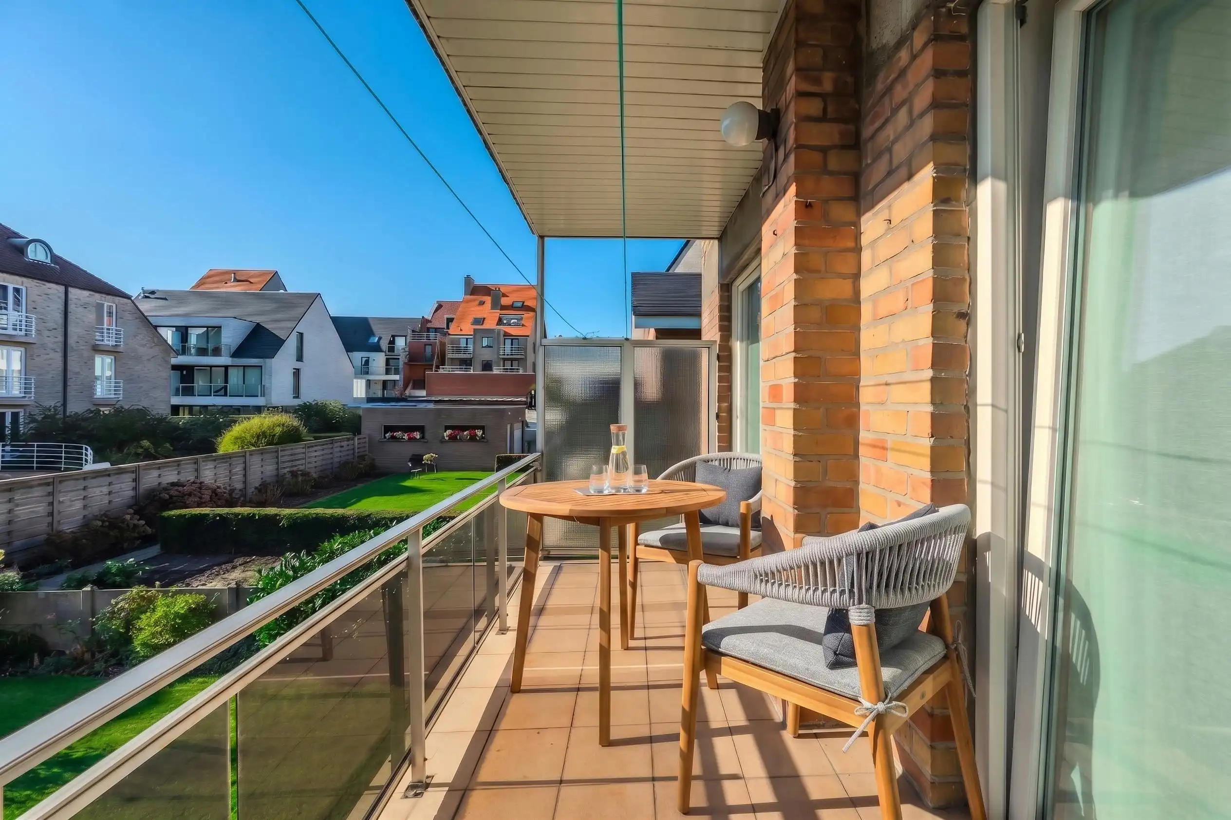  Lichtrijk twee slaapkamer appartement vlakbij de Zeedijk! foto 2