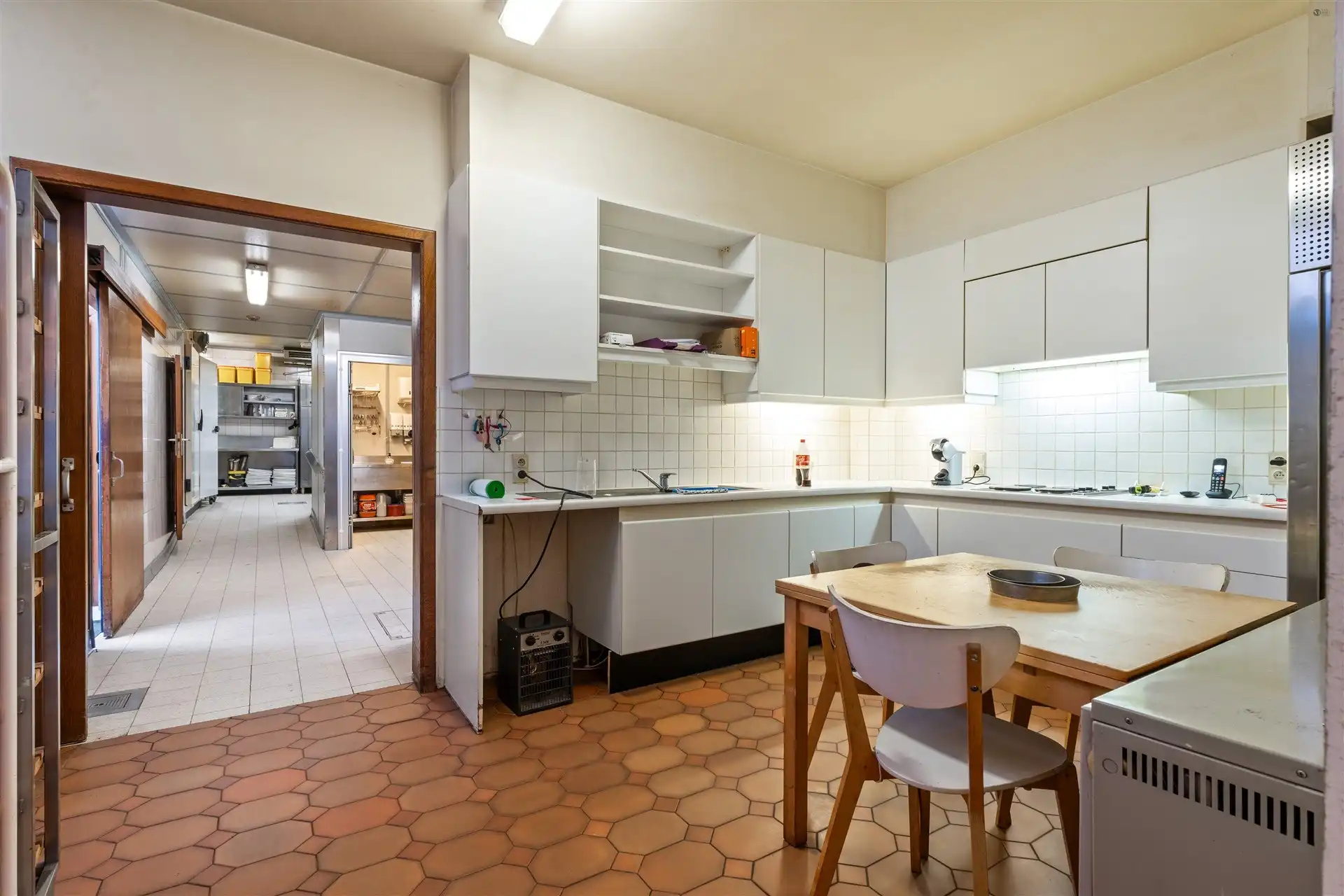 Centrum gelegen bakkerij/handelspand met appartement foto 3