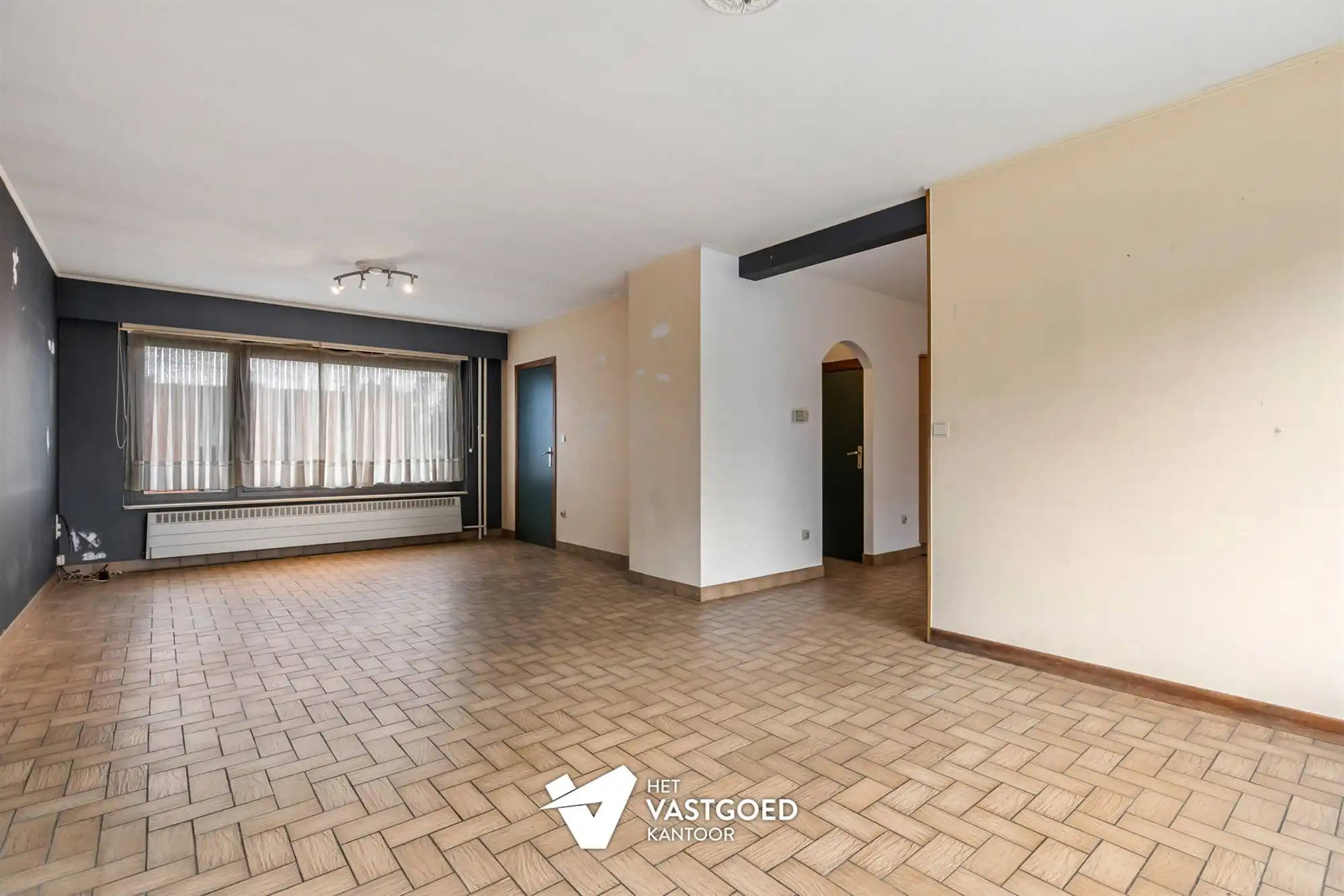 TE RENOVEREN WONING MET 3 SLAAPKAMERS OP CENTRALE LIGGING IN KOERSEL-CENTRUM foto 2