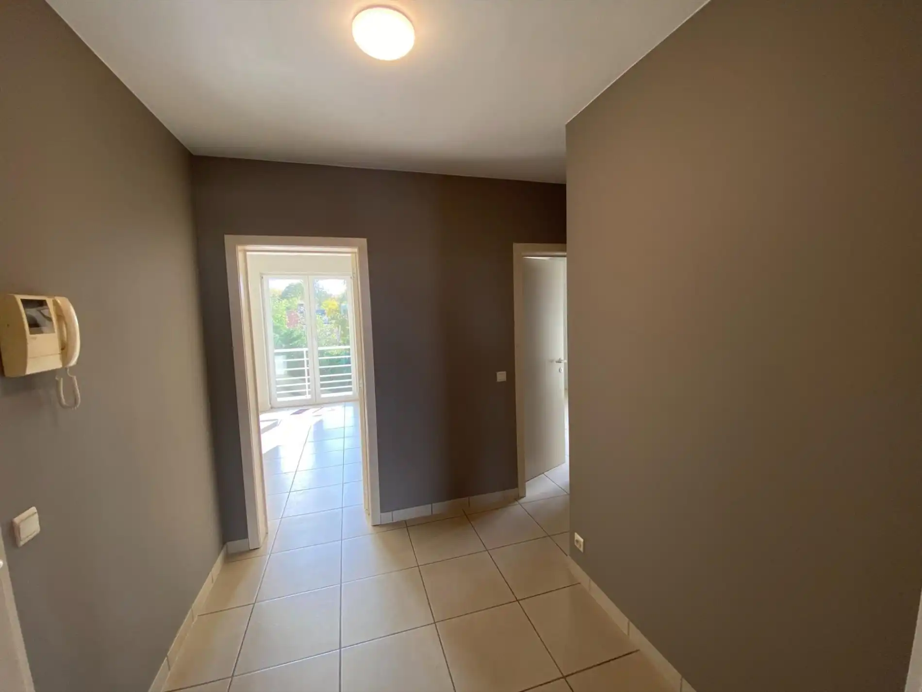 Goed onderhouden appartement met 2 slaapkamers en 2 terrassen foto 6