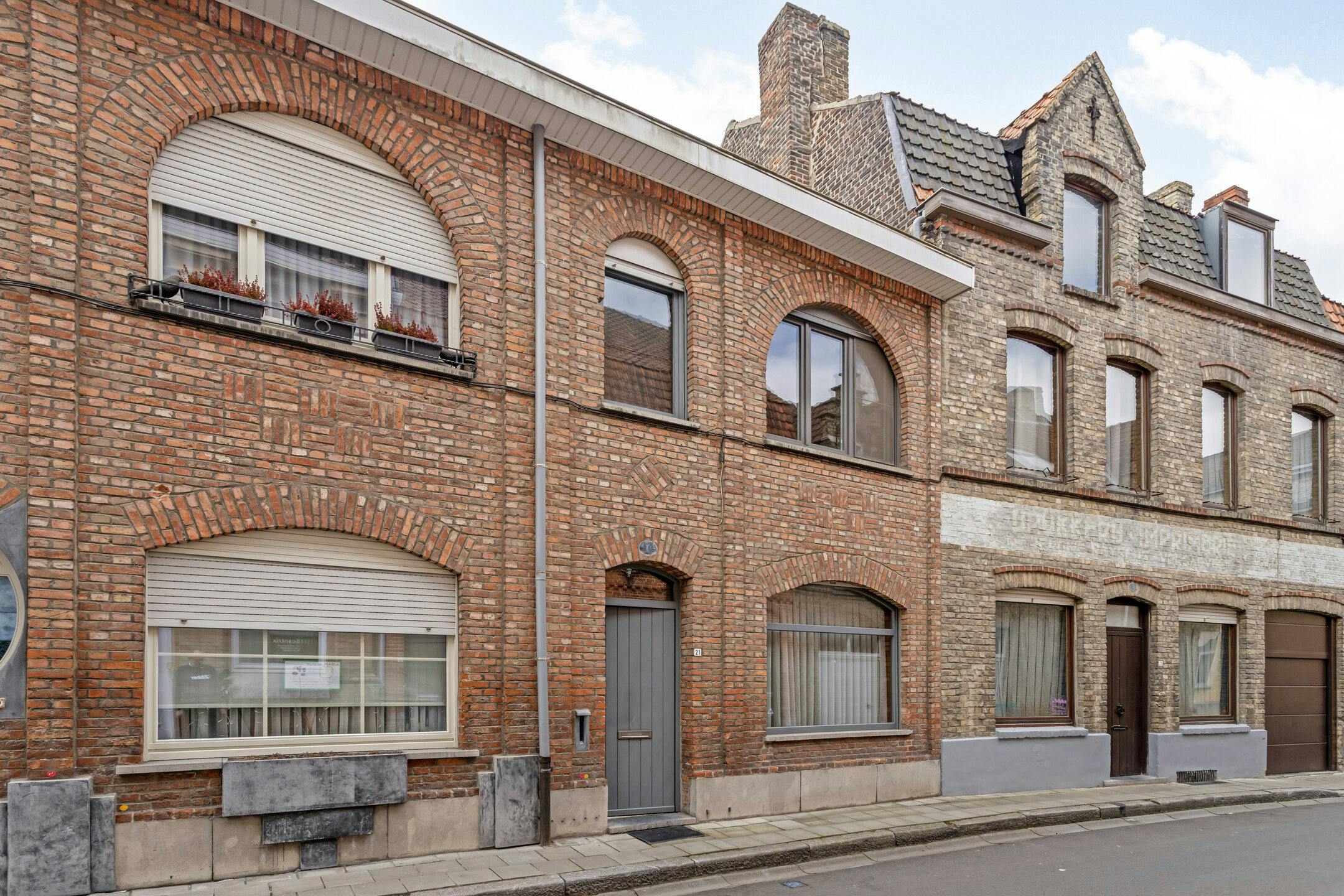 Huis te koop in Ieper centrum met 3 slaapkamers en stadstuin foto 2