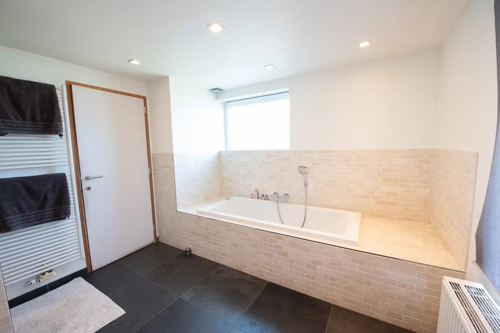 Charmante en ruime woning te huur met tuin en garage. foto 13