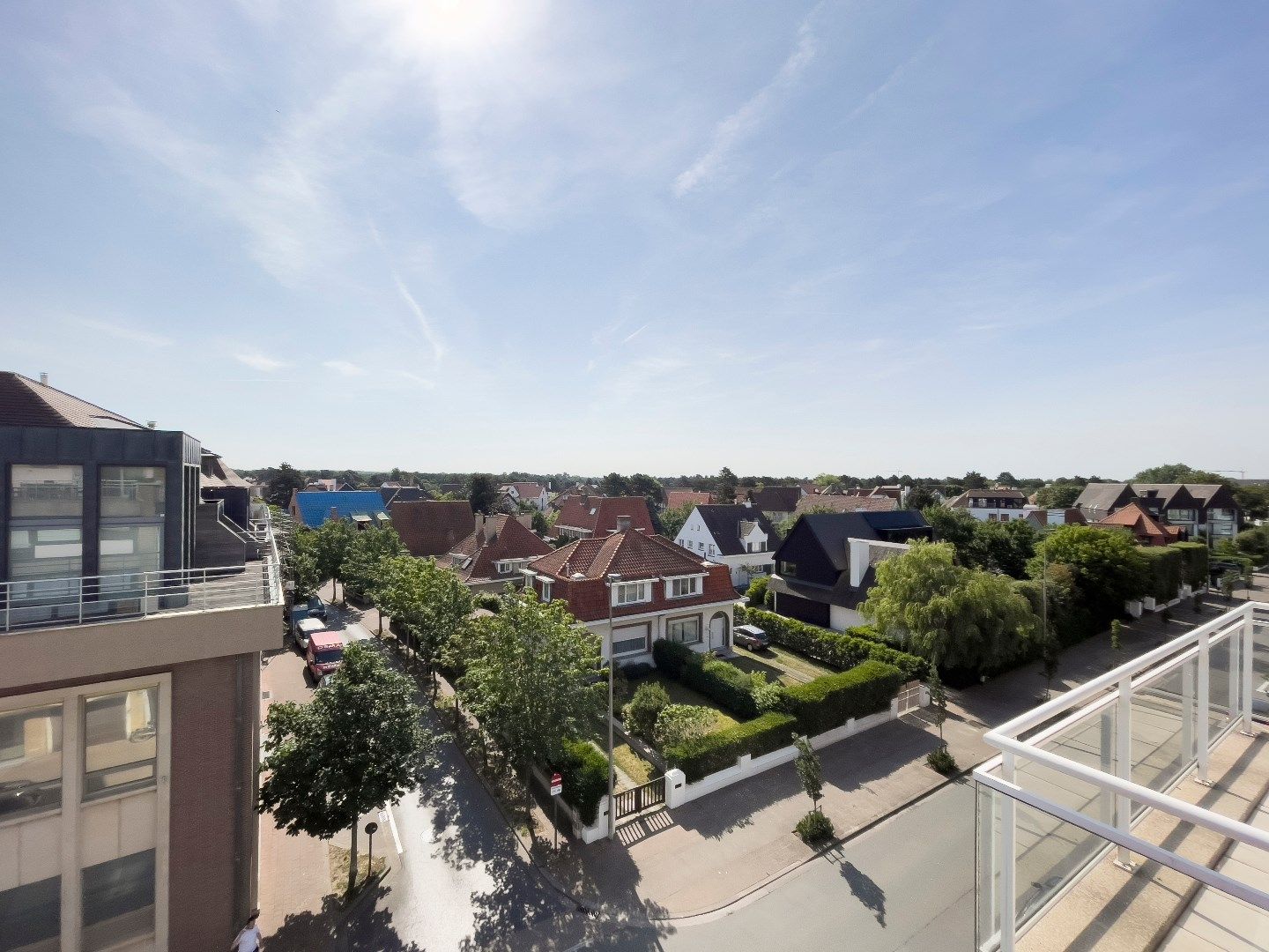Luxueus afgewerkt duplex dakapp. met open zicht over de villa's van het Zoute, gelegen in het centrum van Knokke. Garage te koop foto 5