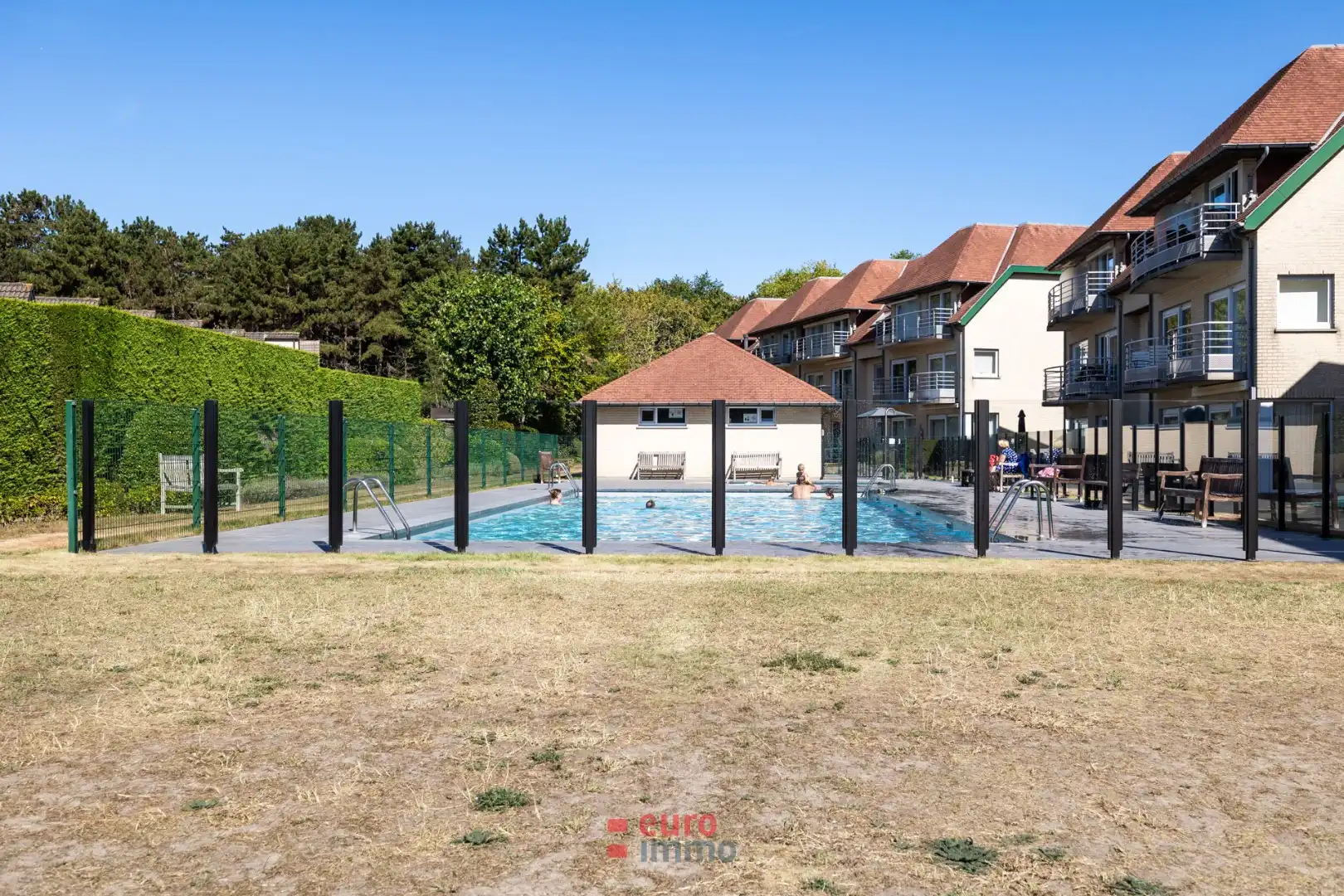 Gelijkvloerse studio met ruim terras. foto {{pictureIndex}}