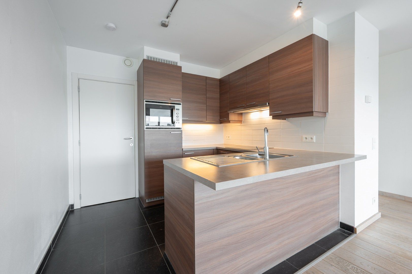 Rustig gelegen appartement vlak bij station Brugge, omringd door groen foto 5