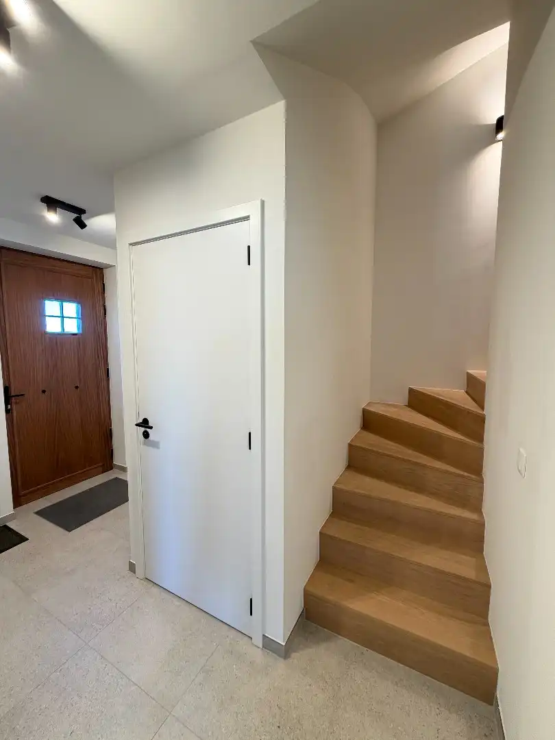 Volledig afgewerkte nieuwbouwwoning met 4 slaapkamers. foto 4