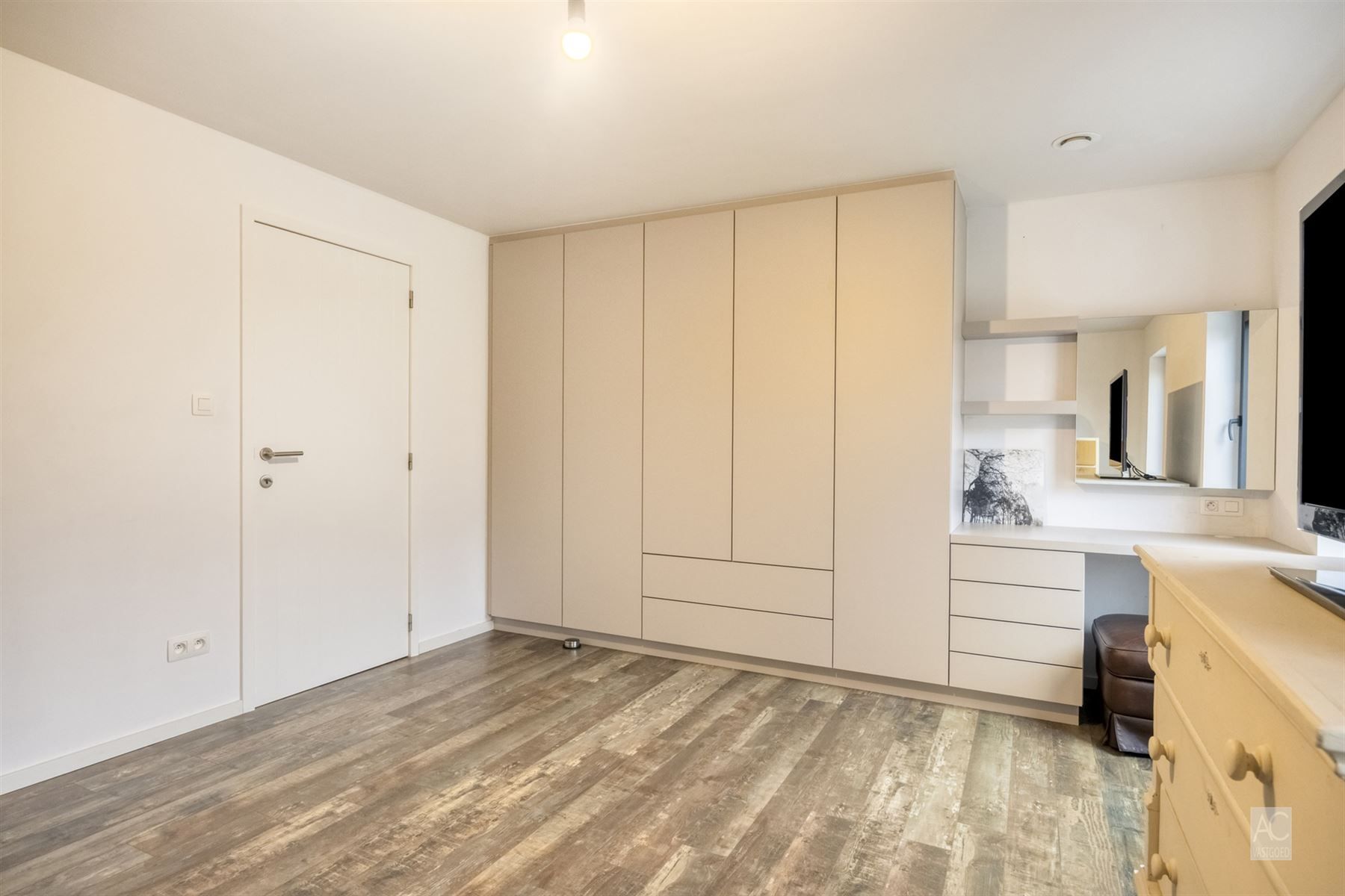 Recente halfopen bebouwing met 3 slaapkamers en garage foto 17