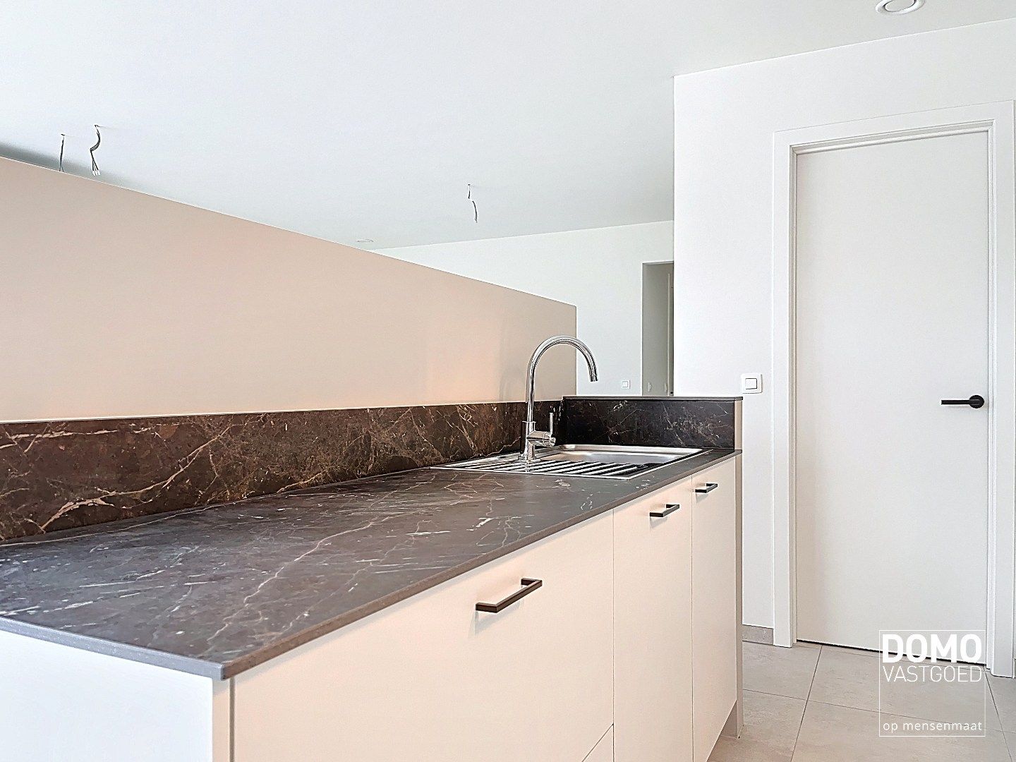 NIEUWBOUWAPPARTEMENT MET 2 SLAAPKAMERS, RUIM TERRAS, 2 AUTOSTANDPLAATSEN EN KELDERBERGING TE KERMT foto 5