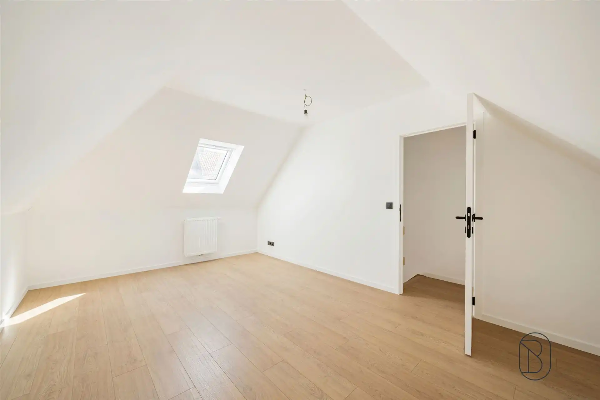 Charmant gerenoveerde woning met grote aangename tuin en handige oprit. foto 15