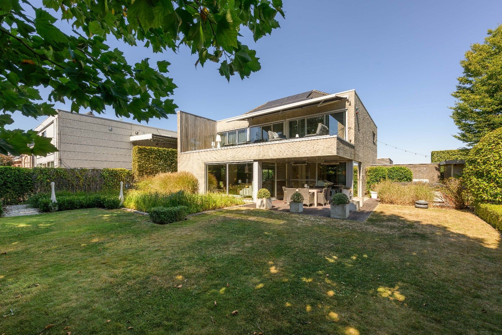Exclusieve villa met luxueuze afwerking en vergezicht op velden te Zwevezele foto {{pictureIndex}}