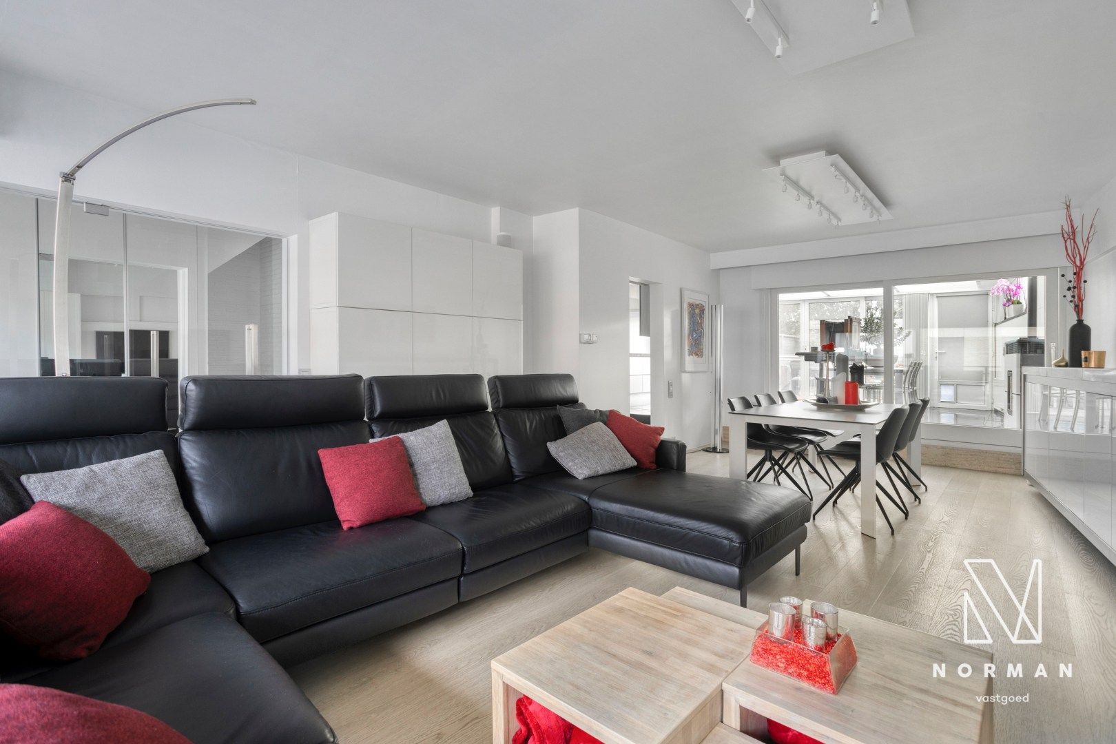 Duplex te koop in het centrum van Kuurne met 3 slaapkamers en een groot zongericht terras met tuinhuis.  foto 4