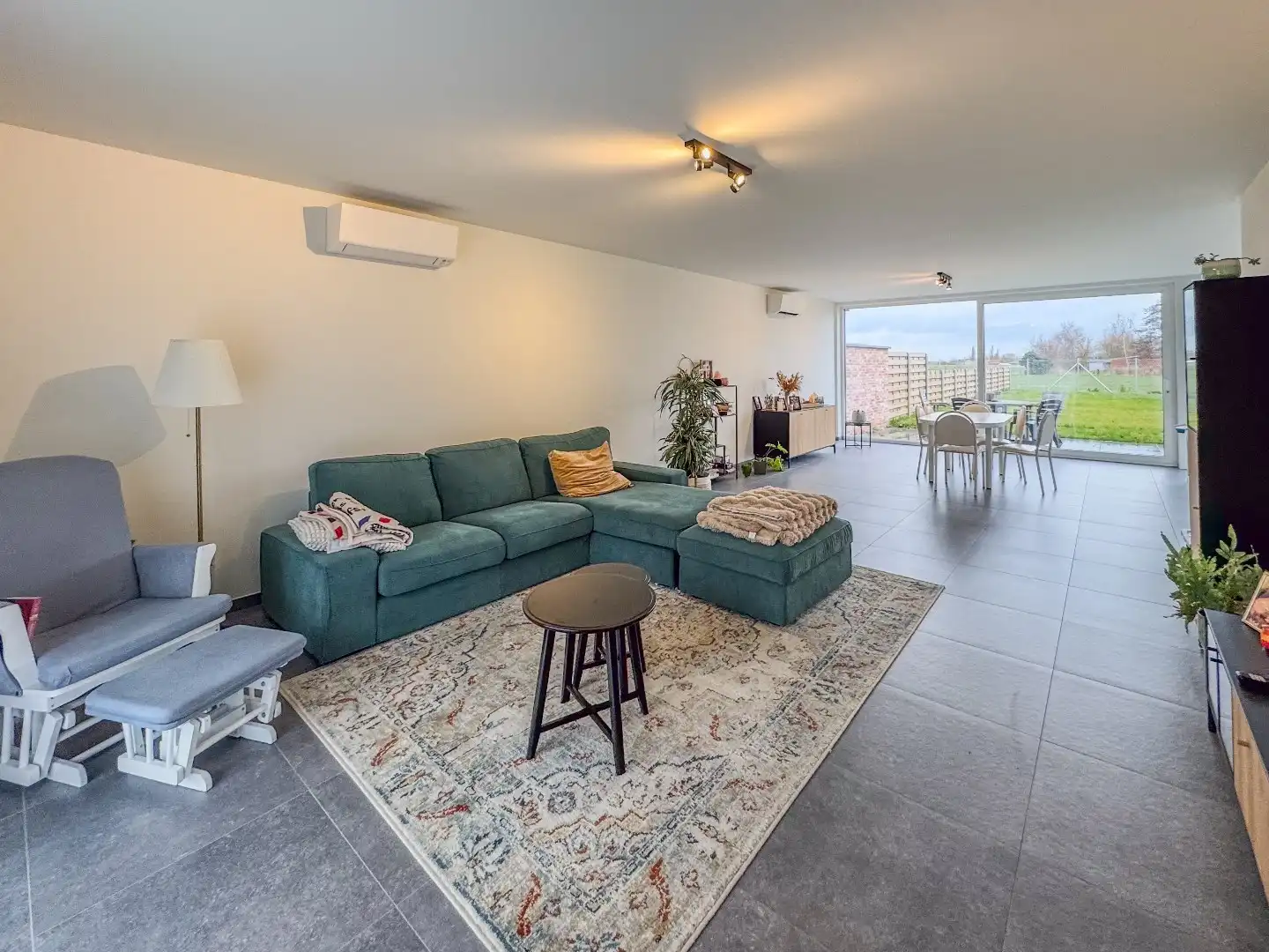 Prachtige nieuwbouwwoning met 3 slaapkamers, carport en tuin met tuinberging. foto 2