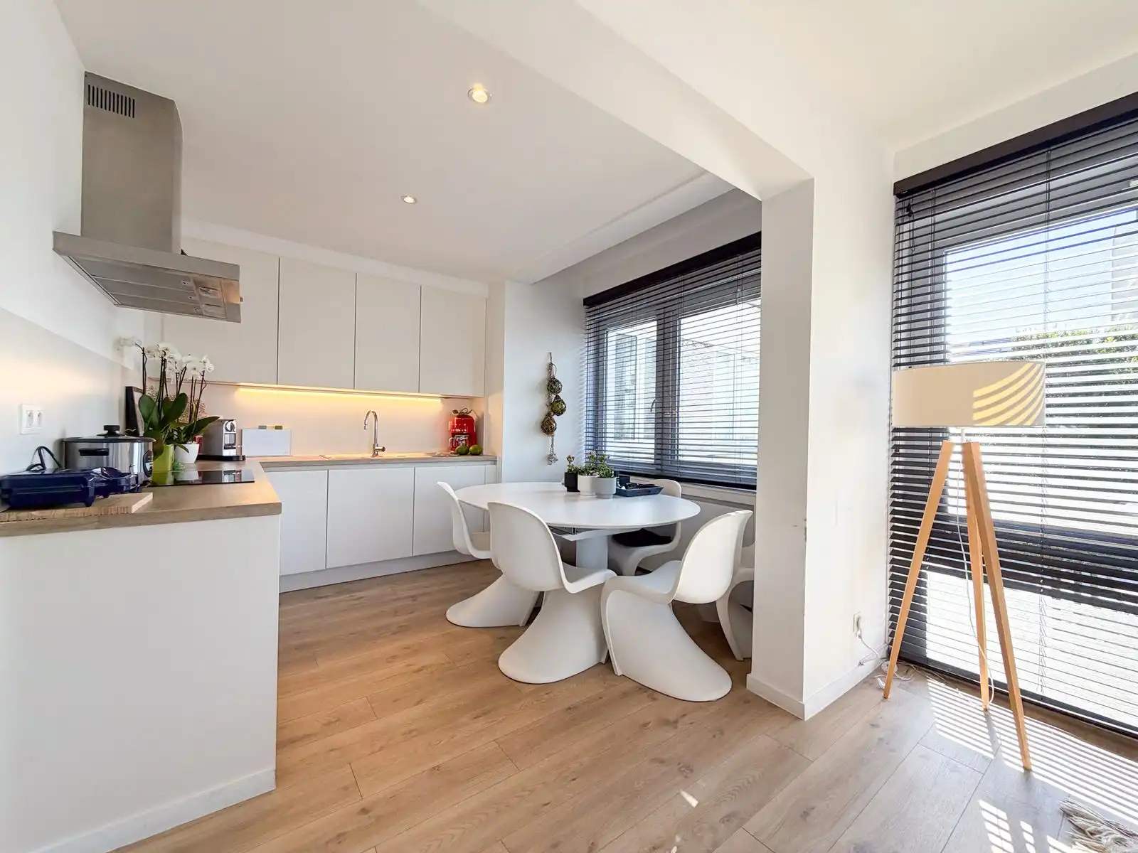 Zonovergoten én gerenoveerd appartement met 2 slpk aan de Groentemarkt in Oostende. foto 3