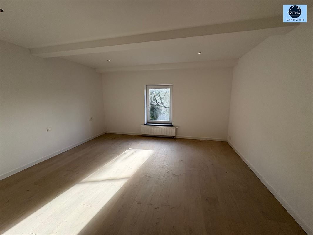 ZEER RUIME WONING MET 4 SLAAPKAMERS EN 2 GARAGES foto 12