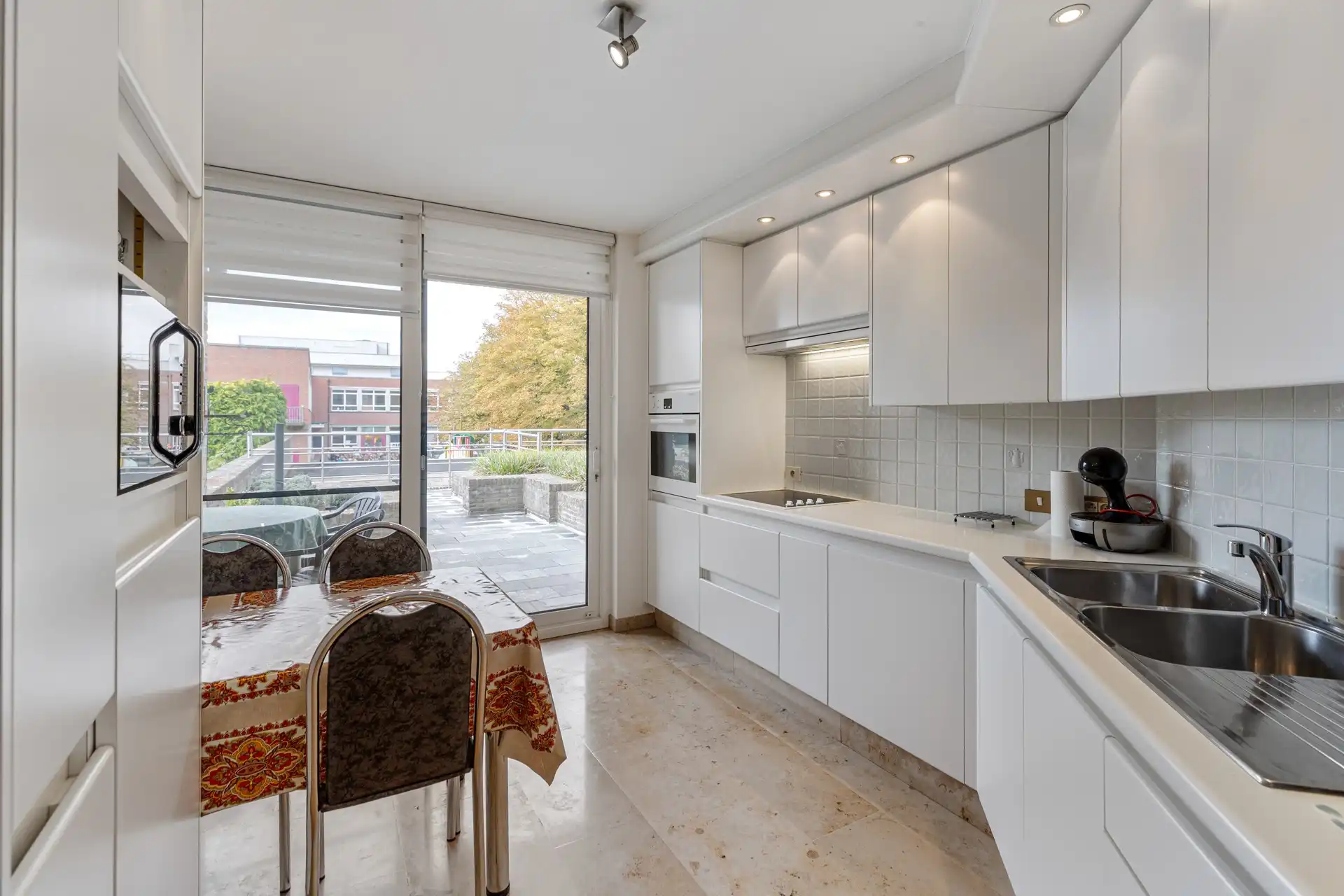 Instapklaar en energiezuinig appartement in hartje Izegem foto 8