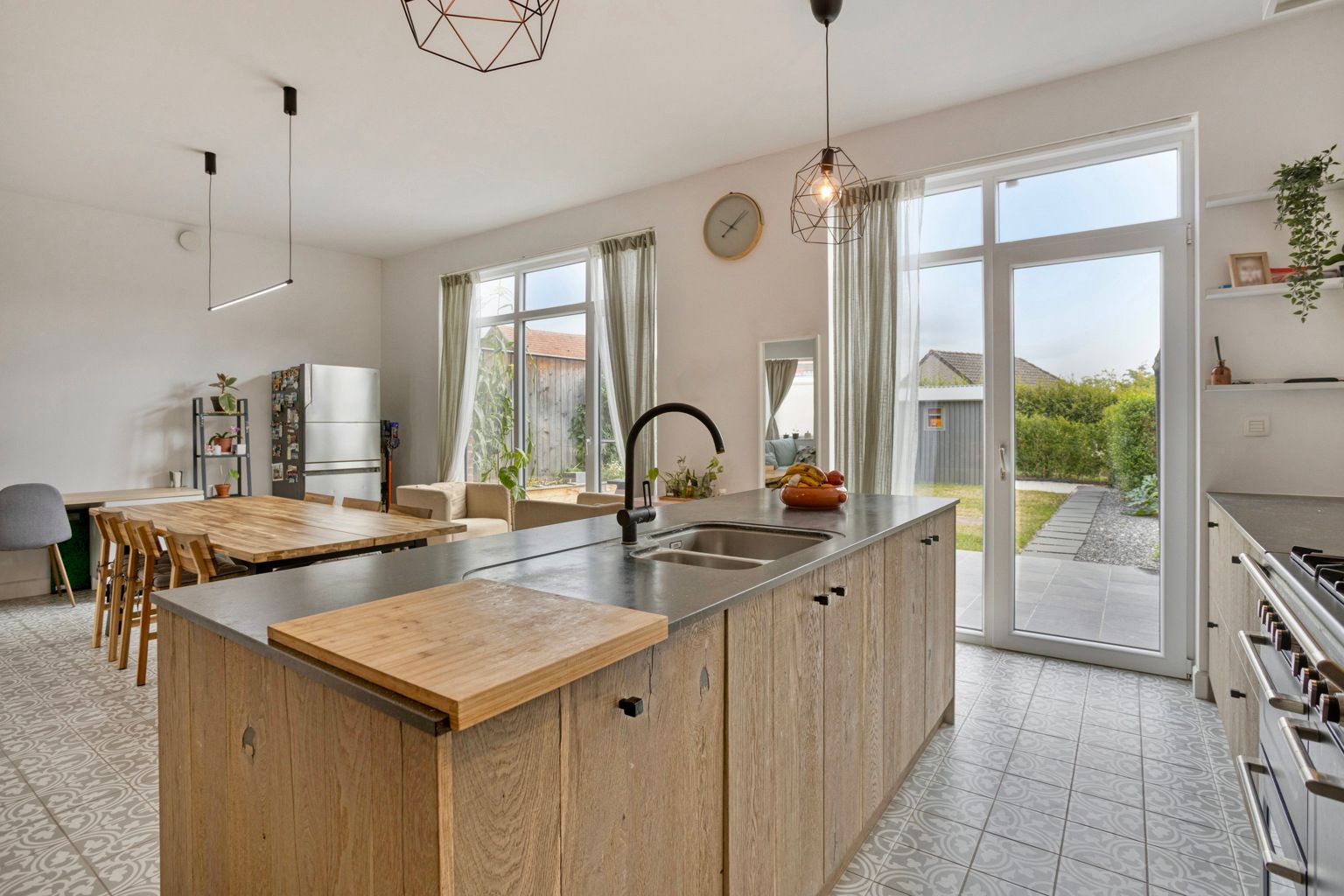 Totaal gerenoveerde woonst met tuin en staanplaats foto 6