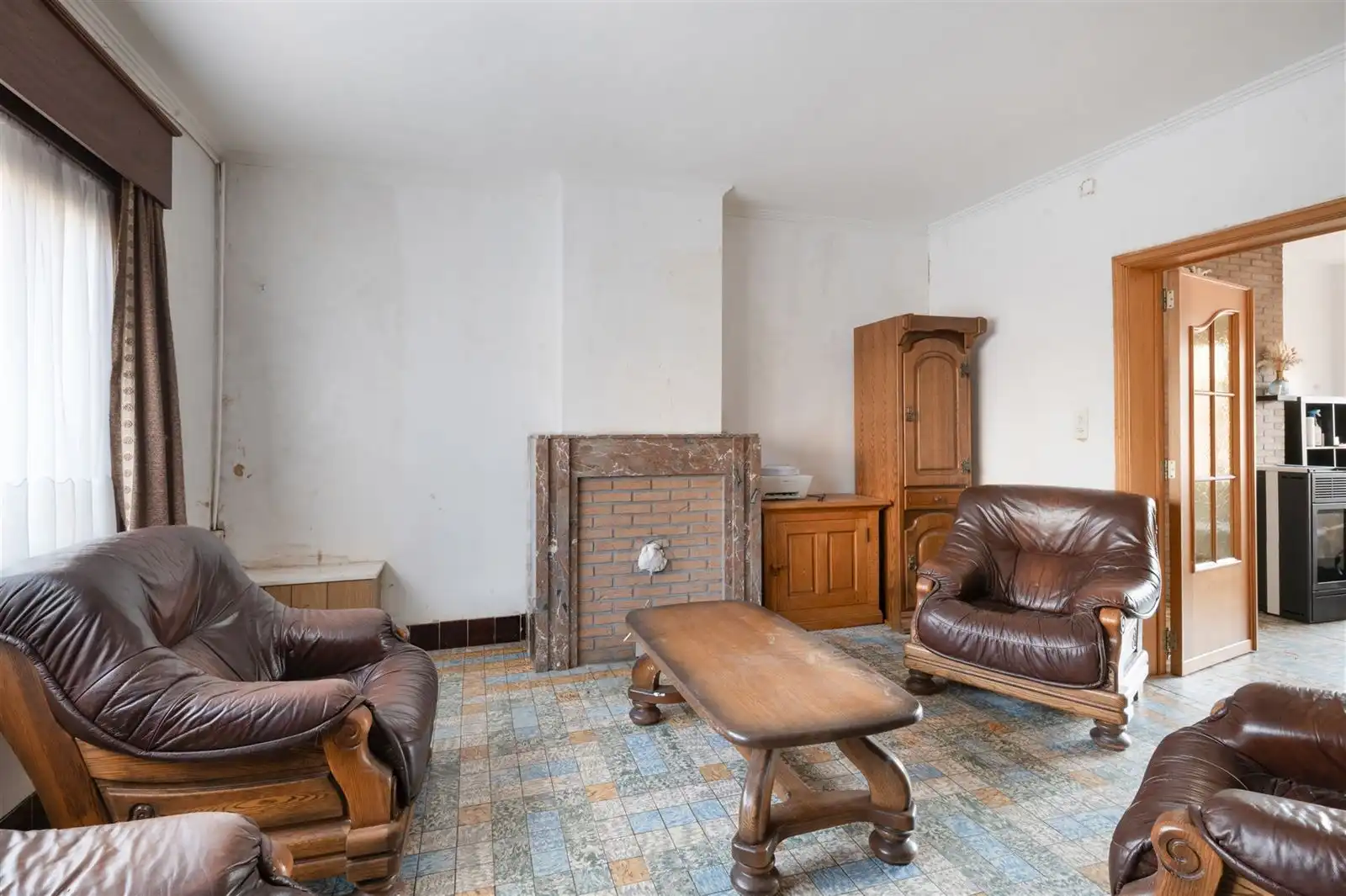 Deels te renoveren gezinswoning met garage en tuin foto 6