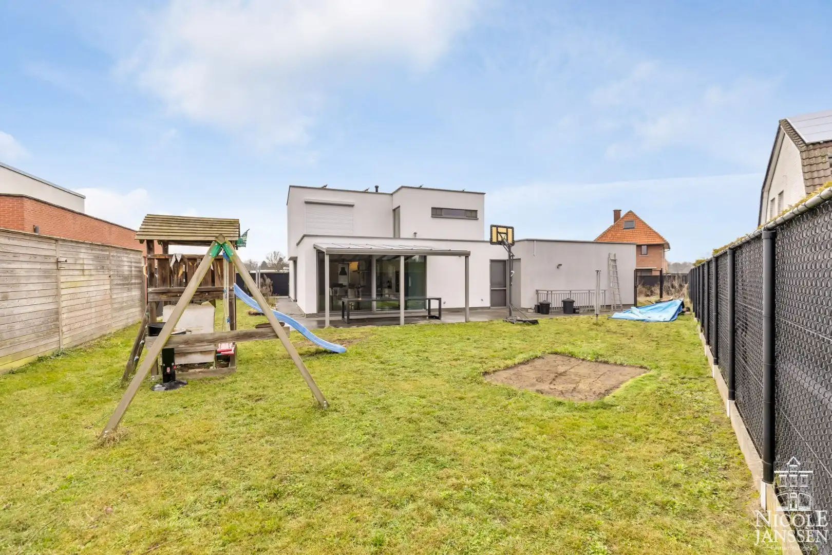 Energiezuinige moderne woning met zonnepanelen en ingesloten tuin foto 3