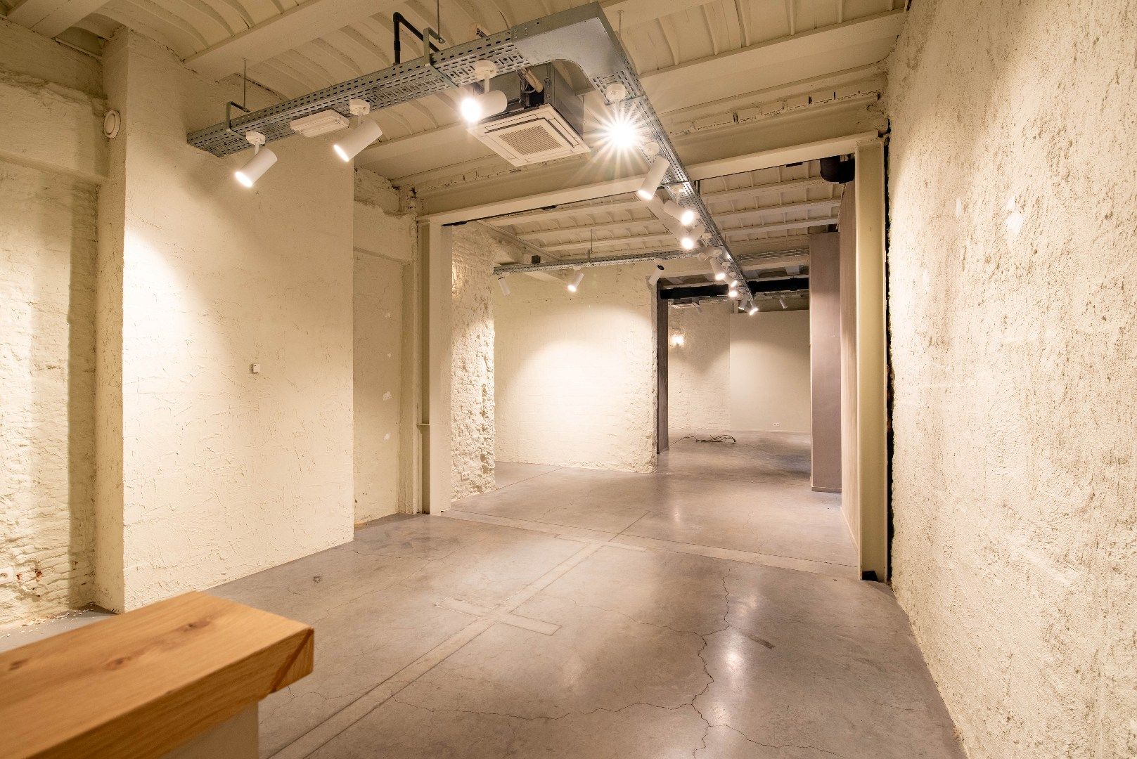 Mooie winkel met brede etalage foto 8