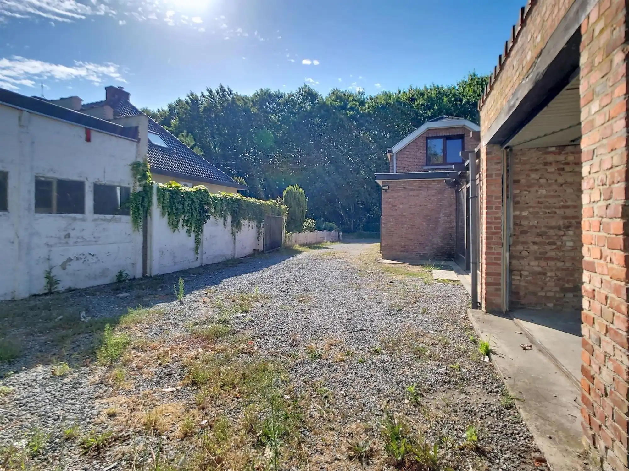 Te renoveren halfopen bebouwing met garage en ruime tuin foto 3