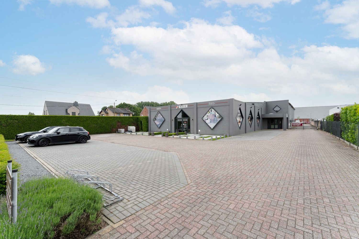 BEDRIJFSPAND MET SHOWROOM foto 1