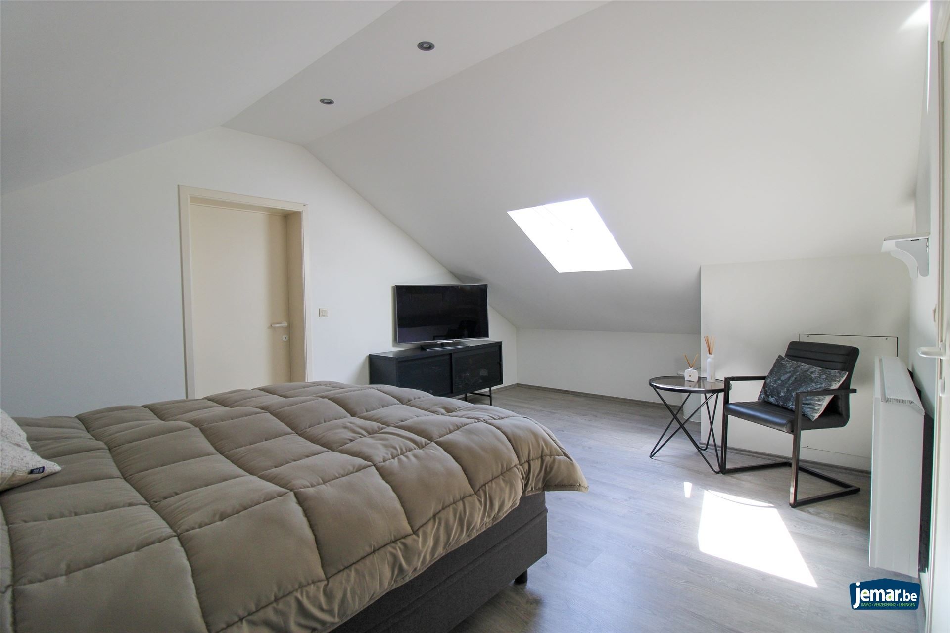 Instapklare gezinswoning met 5 slaapkamers gelegen op ruim perceel met verwarmd zwembad op ideale locatie te Maasmechelen! foto 18