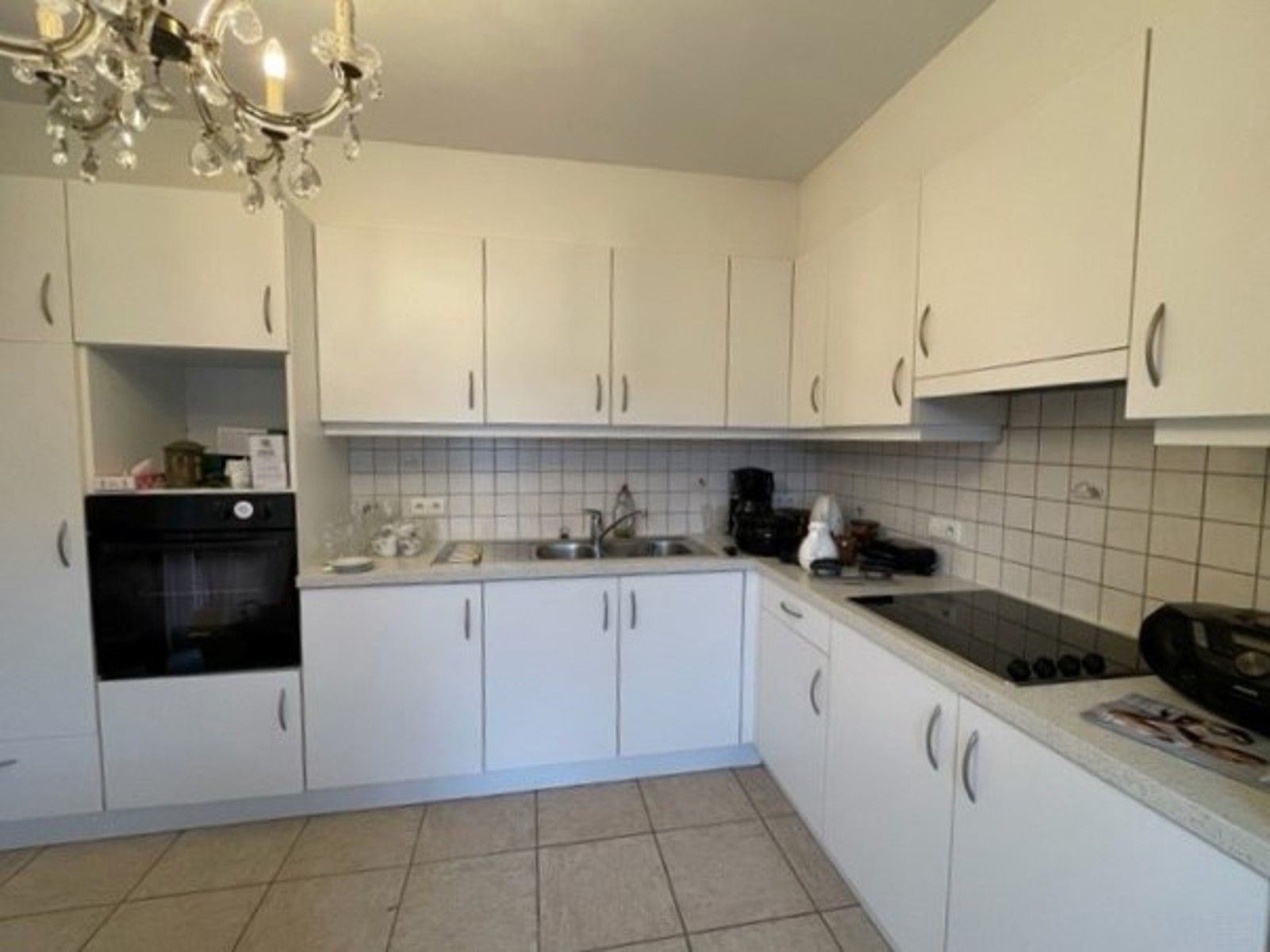 GELIJKVLOERSAPPARTEMENT MET TERRAS EN GARAGE IN HET CENTRUM VAN TIELT.  foto 3