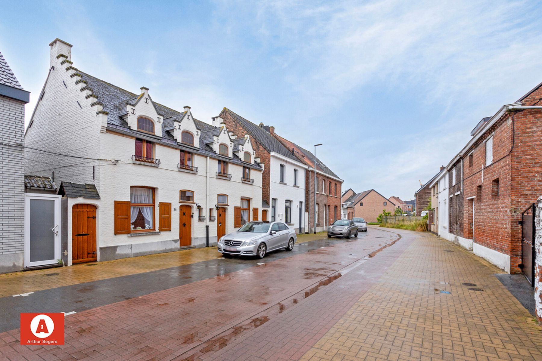 Woning met 5 slaapk. + dubbele garage (achteraan bereikbaar) foto 1