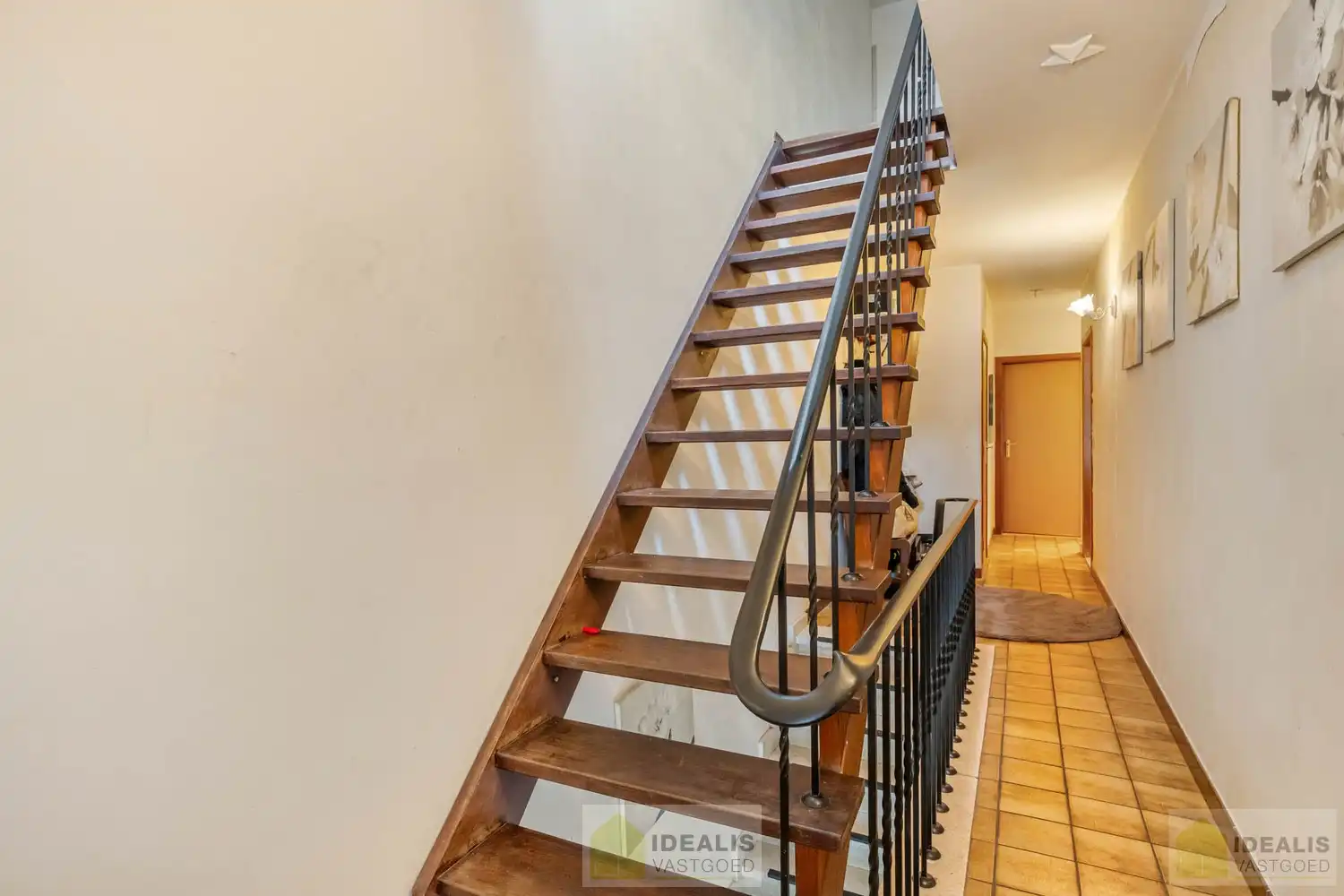 OP TE FRISSEN RUIM DUPLEX APPARTEMENT PAL IN  HET CENTRUM VAN HAMONT! Dit uiterst ruime appartement omvat maar liefst ca.142m² bewoonbare oppervlakte en is voorzien van een ruime woonkamer met aansluitend keuken, 3 aangename slaapkamers, volledig vernieuwde badkamer en terras!! Zeer geschikt voor kandidaten op zoek naar een zeer ruim appartement pal in het stadscentrum van Hamont (Hamont-Achel)! foto 11