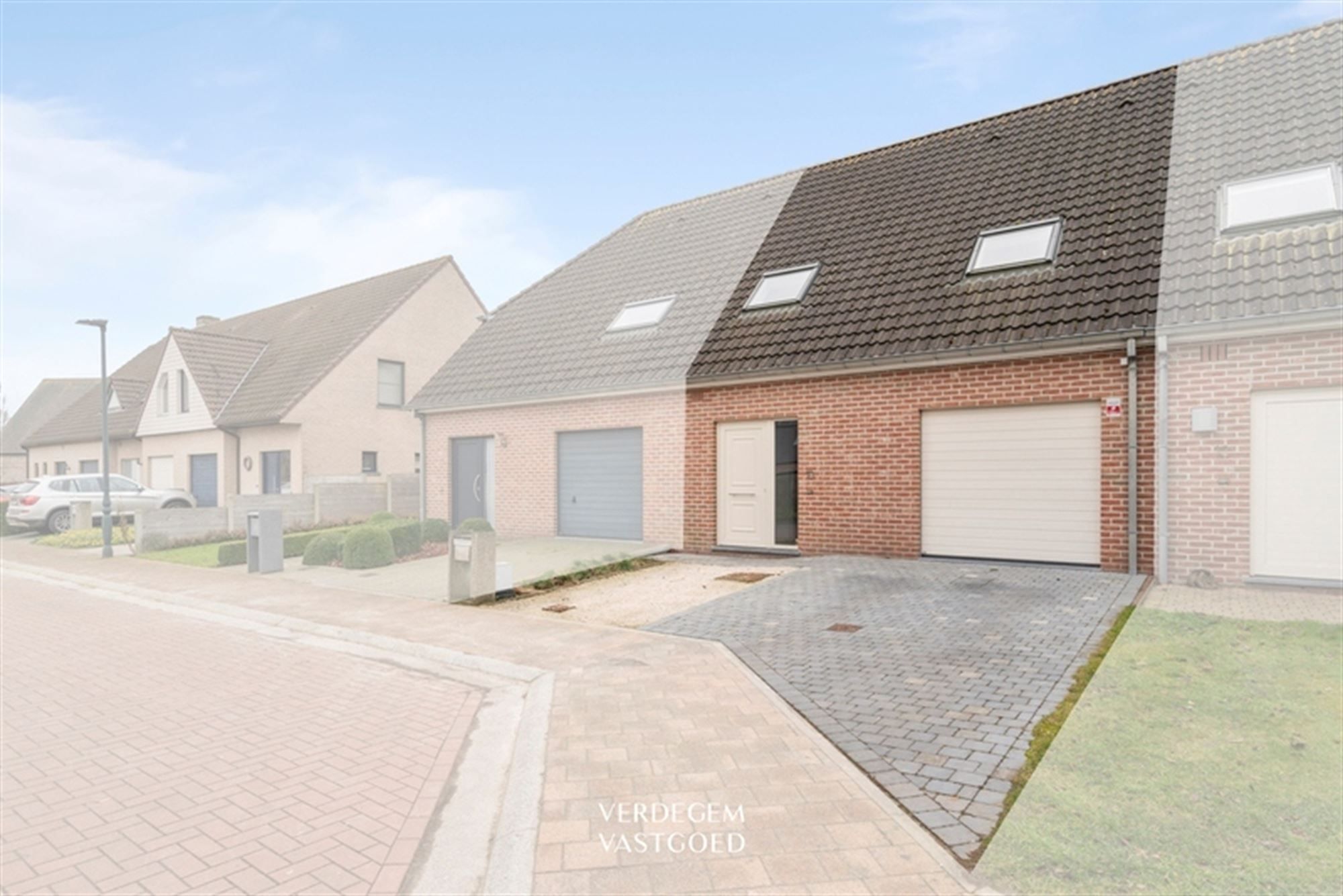 Energiezuinige woning (EPC A) met 3 slaapkamers, inpandige garage en tuin foto {{pictureIndex}}