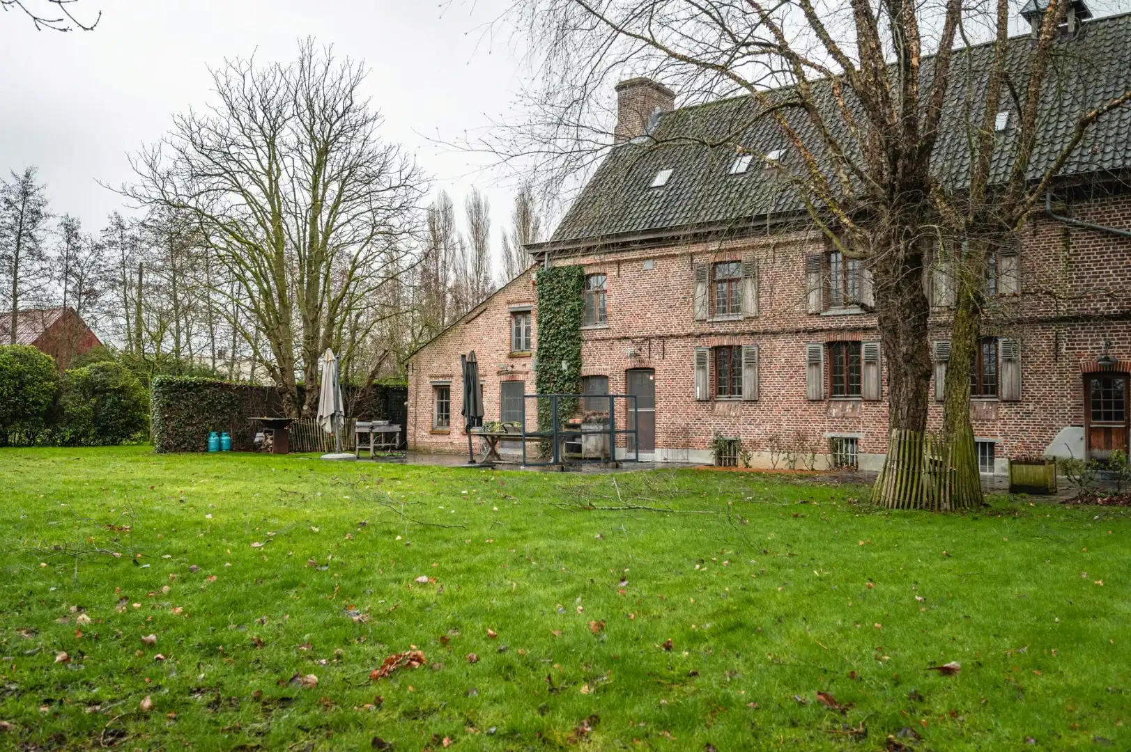 Unieke vierkantshoeve op uitgestrekt domein, geschikt voor diverse doeleinden  foto 17