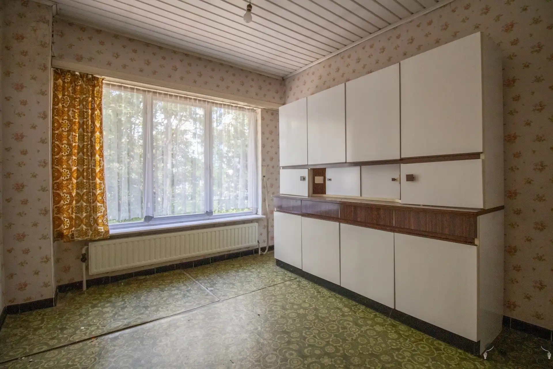 Rustig gelegen te renoveren woning met 5 slaapkamers, ruime garage op 3.990 m² foto 10