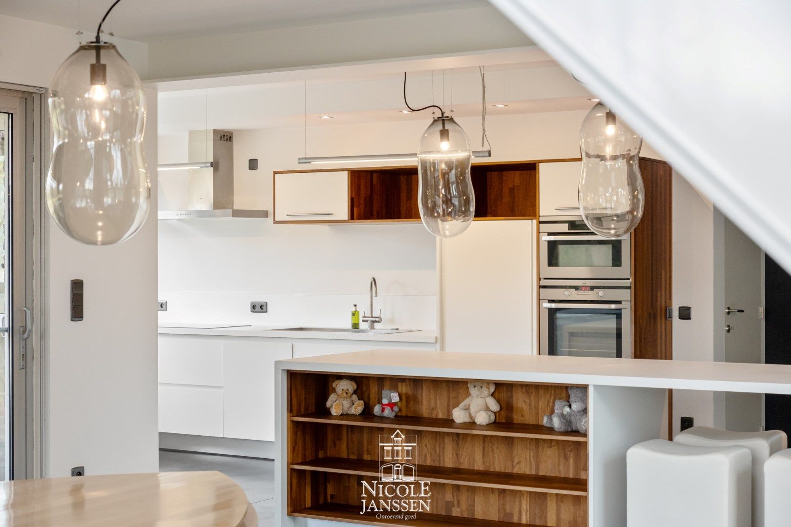 Zeer moderne en luchtige woning in een rustige, groene omgeving foto 11