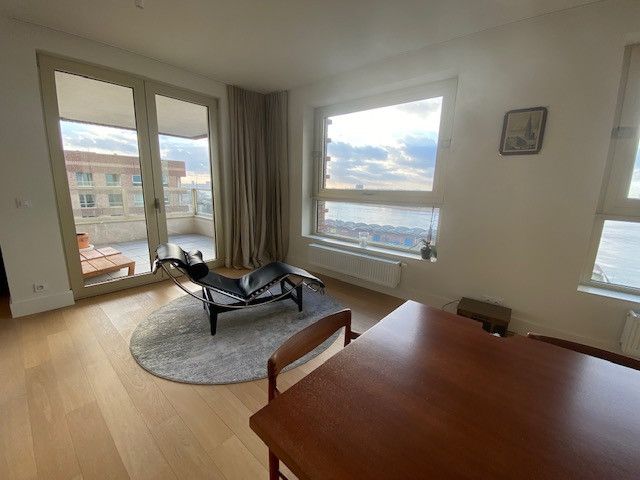 Ruime en gemeubelde penthouse op het trendy Eilandje. foto 8