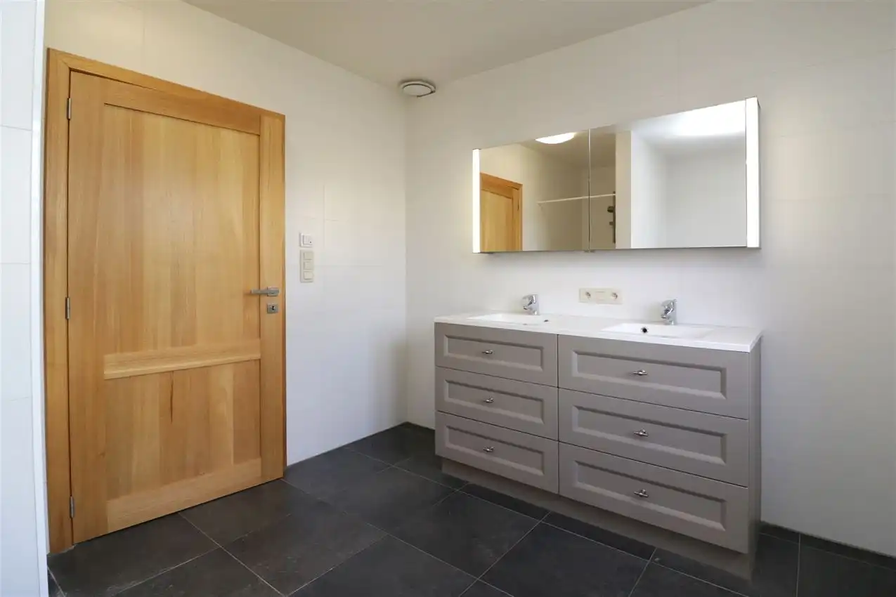 Recente woning met vier slpk, tuin, garage op rustige locatie foto 27