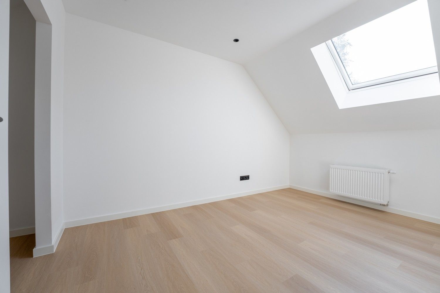 Volledig gerenoveerde woning met tuin en parkeerplaats foto 36