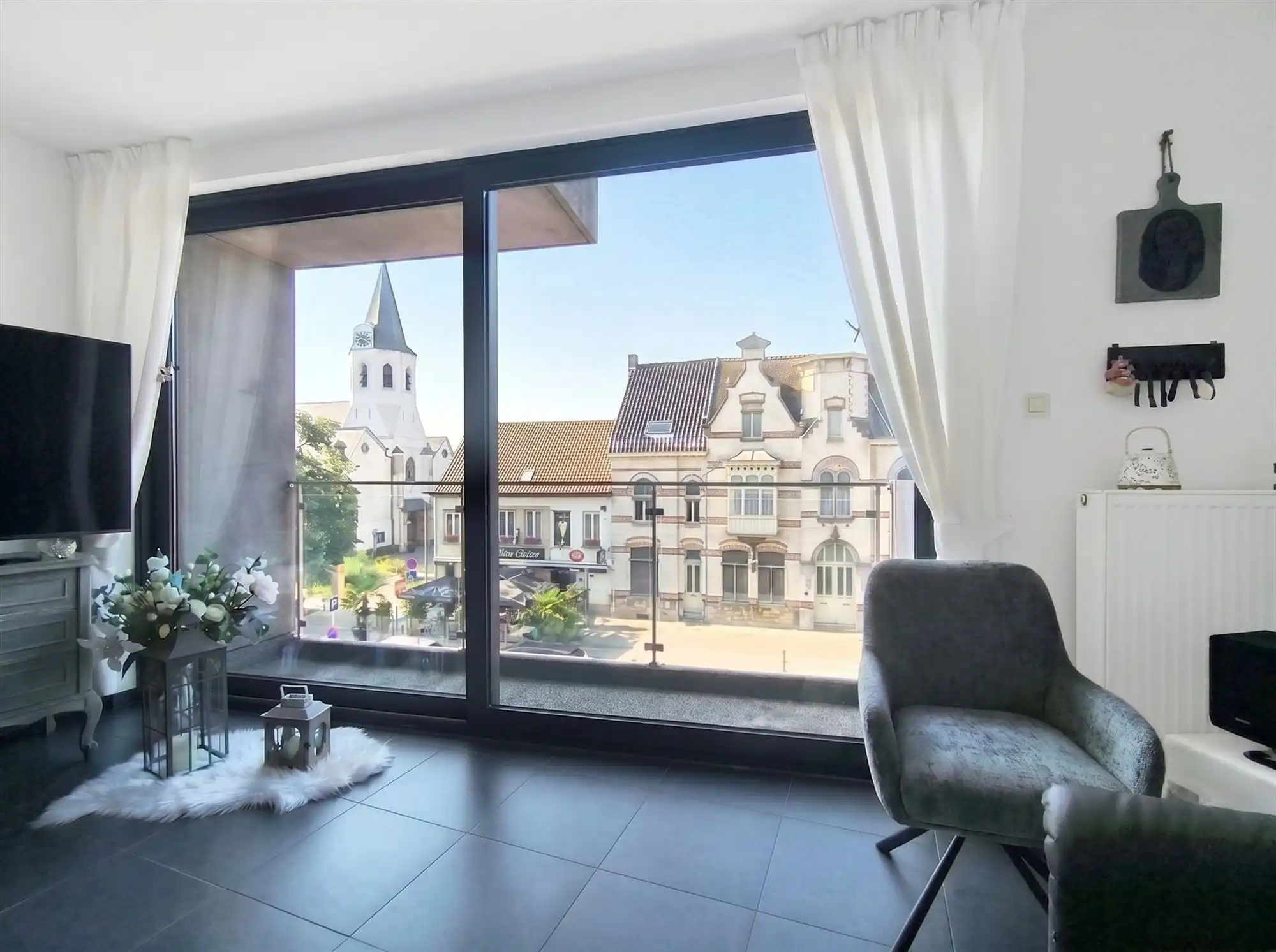 Appartement met 2 slaapkamers en terras vooraan. In Zevenekendorp. foto 2