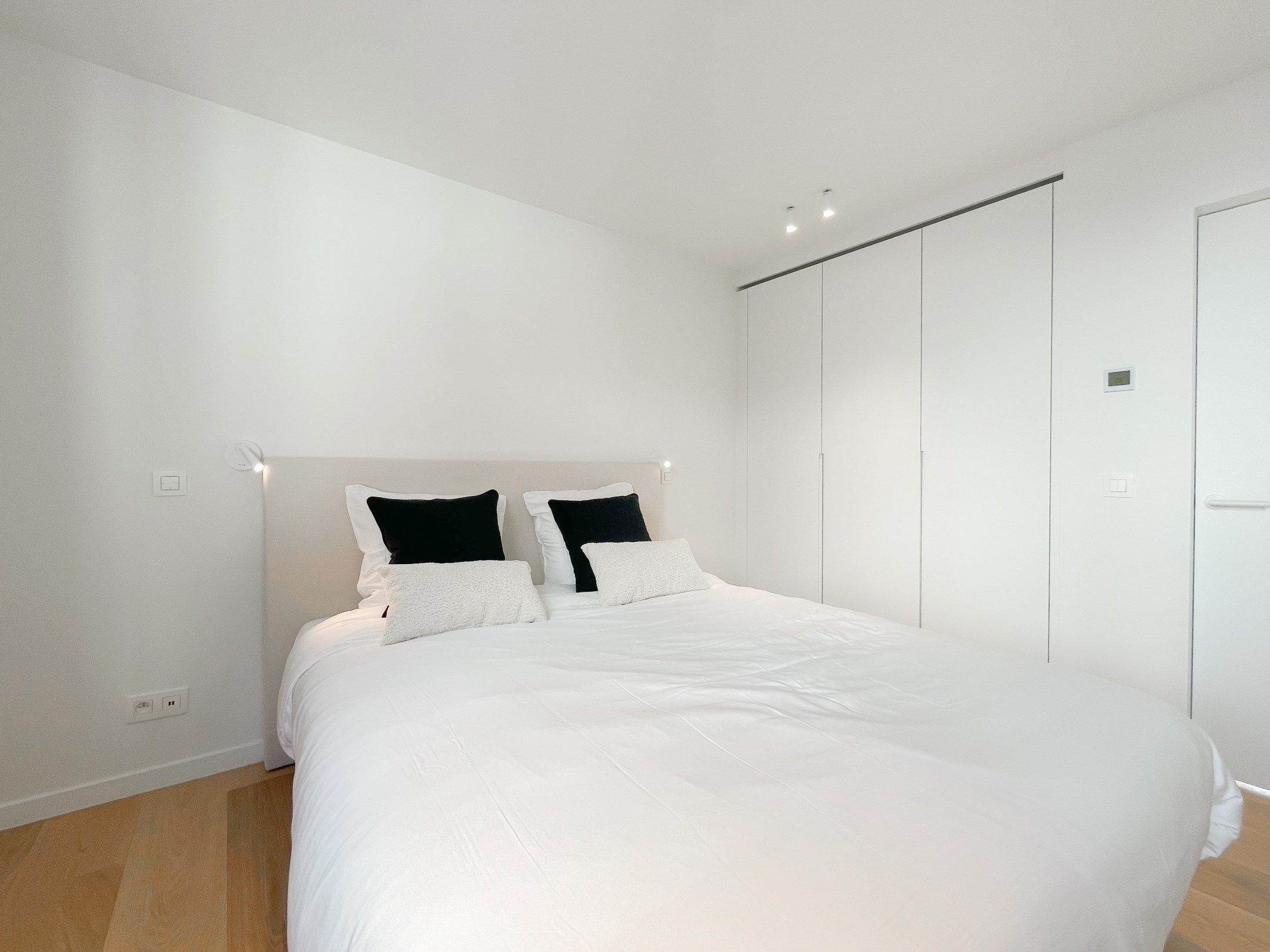 Exclusieve villa: Uitzonderlijk volledig gerenoveerde villa met frontaal zeezicht. foto 30