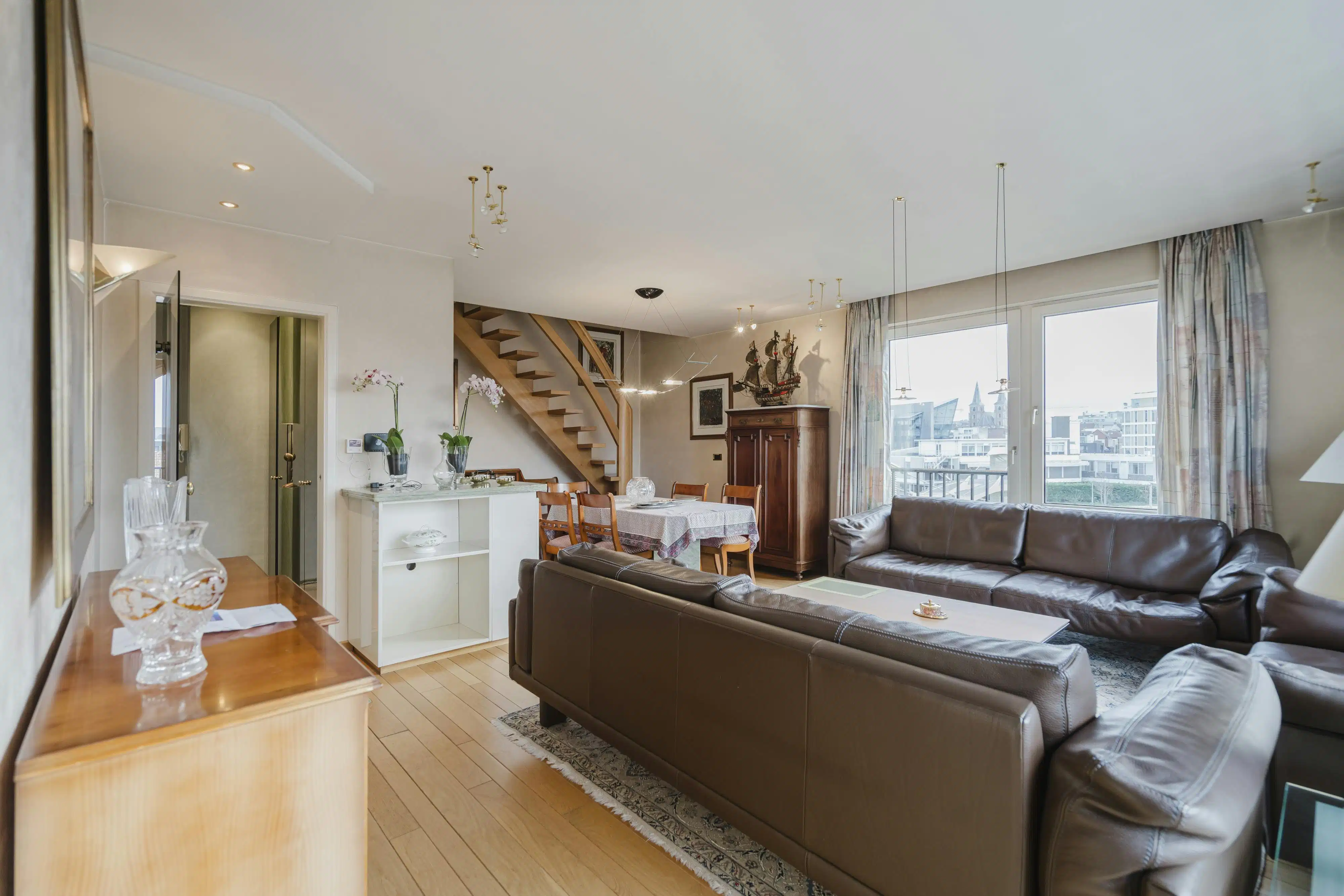 Ruim appartement met 3 slaapkamers en zicht op de Leie te koop in Kortrijk! foto 2