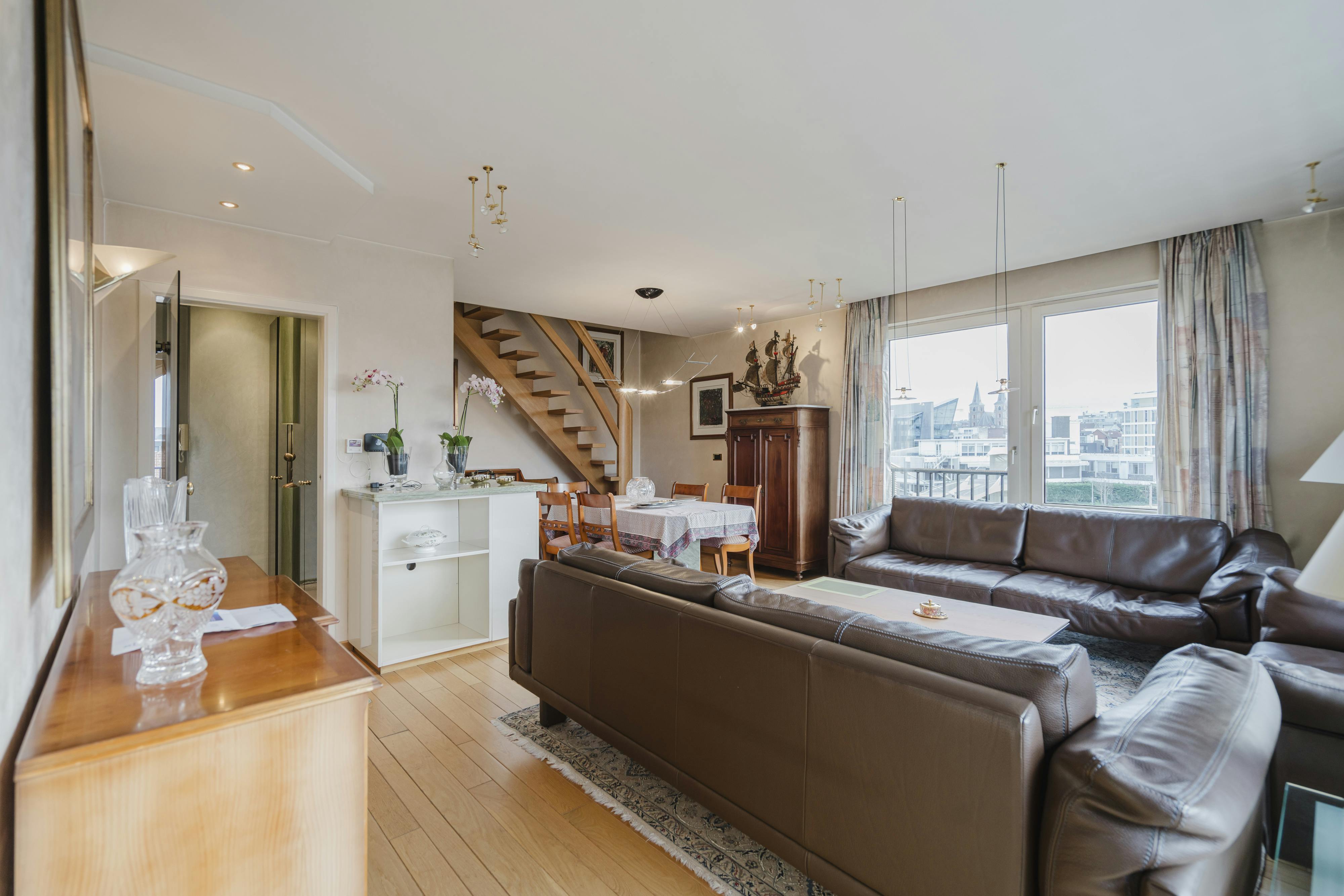 Ruim appartement met 3 slaapkamers en zicht op de Leie te koop in Kortrijk! foto 2