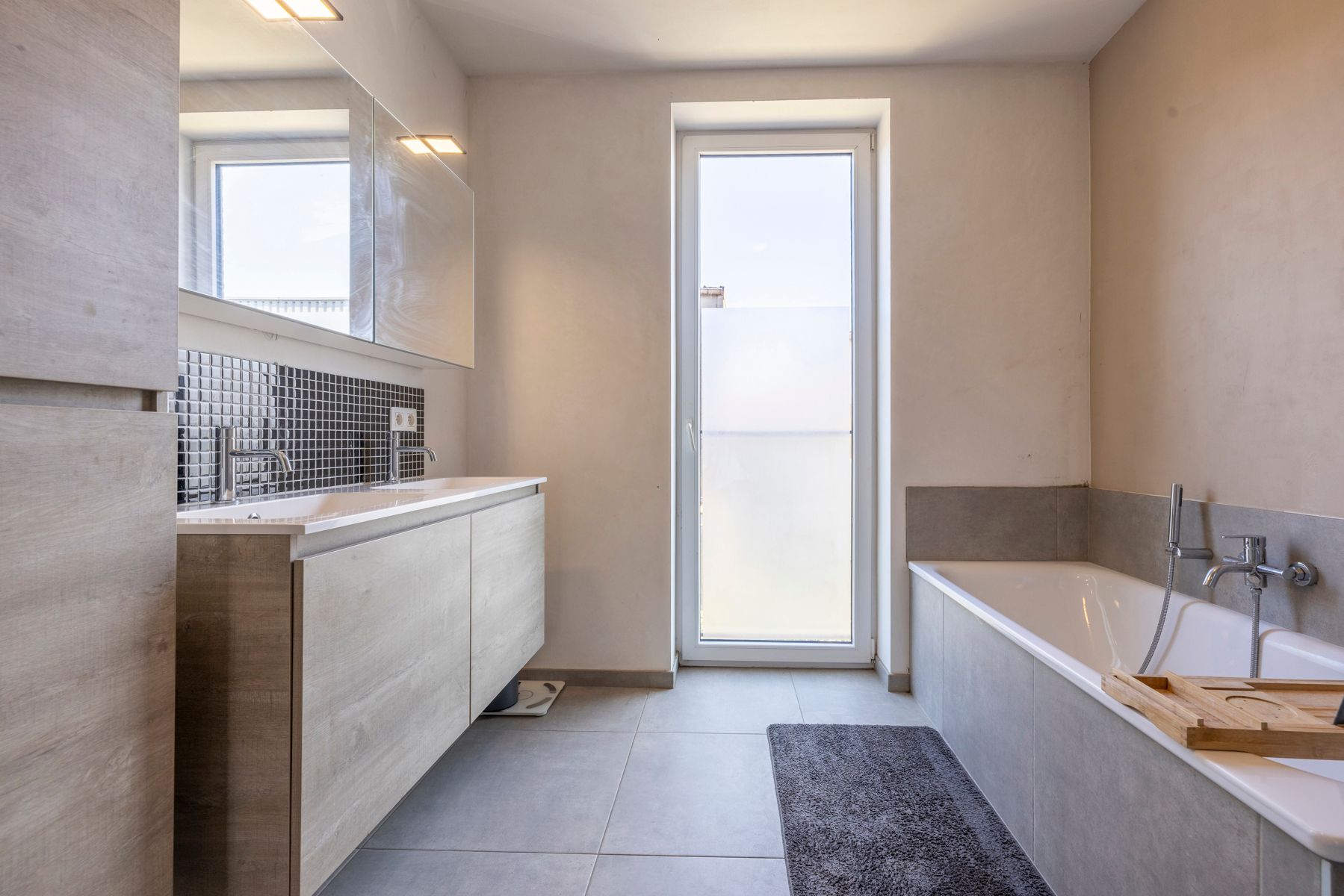 Heel recente woning met 3 slaapkamers en tuin foto 12