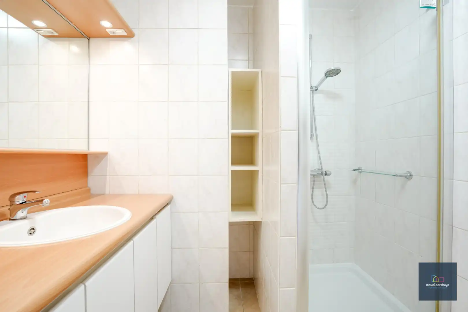 Goedgelegen 2slpk-appartement met terras en staanplaats foto 18