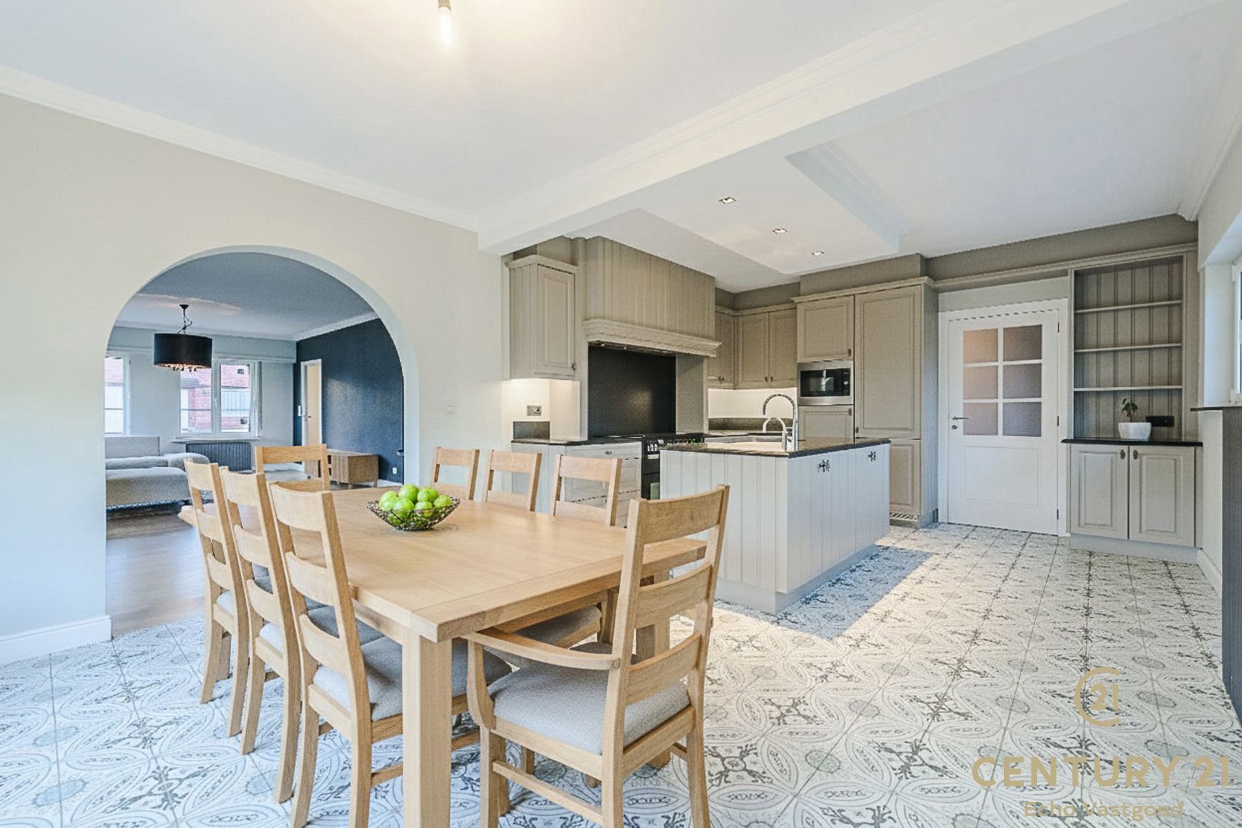 Stijlvolle vrijstaande woning met zwembad, poolhouse en tuin foto 6