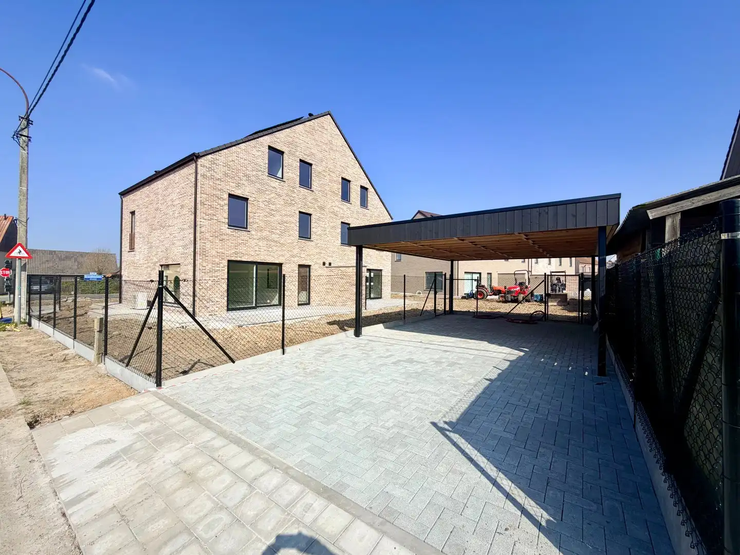 Uitzonderlijk ruime halfopen woning! foto 3