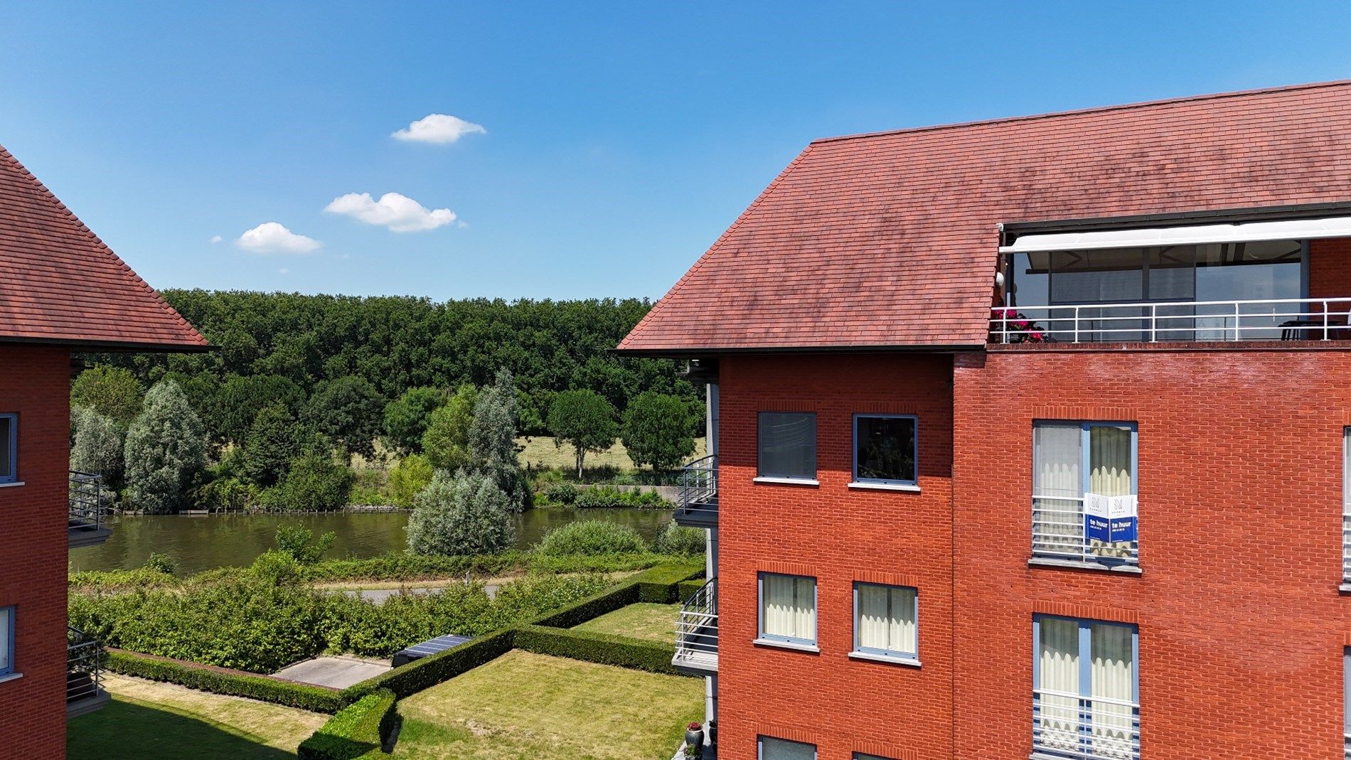 Ruim appartement met 2 slaapkamers, ondergrondse garage en prachtig zicht op de Leie foto {{pictureIndex}}